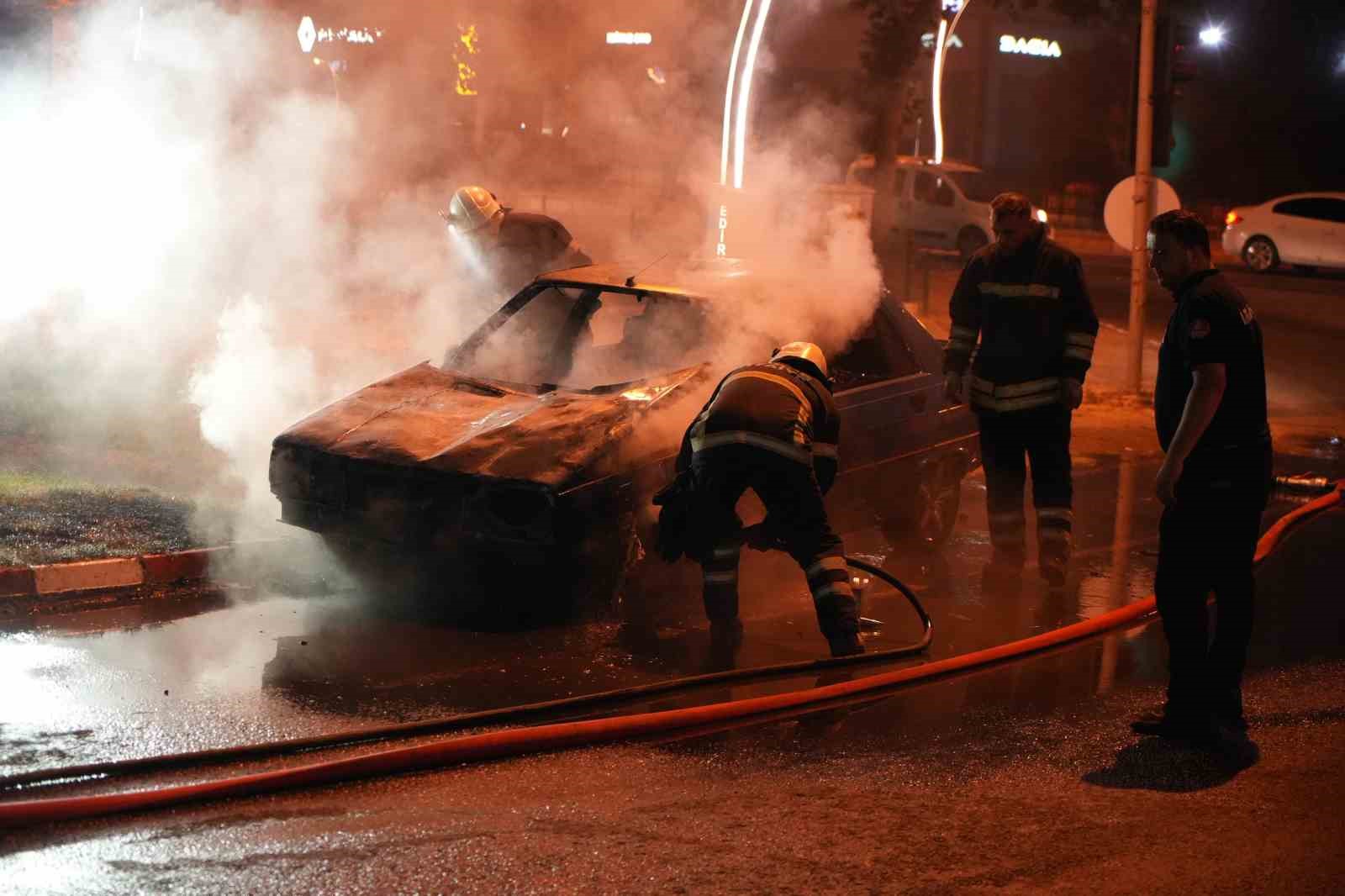 Edirne’de ehliyetsiz alkollü sürücünün otomobili alev alev yandı
