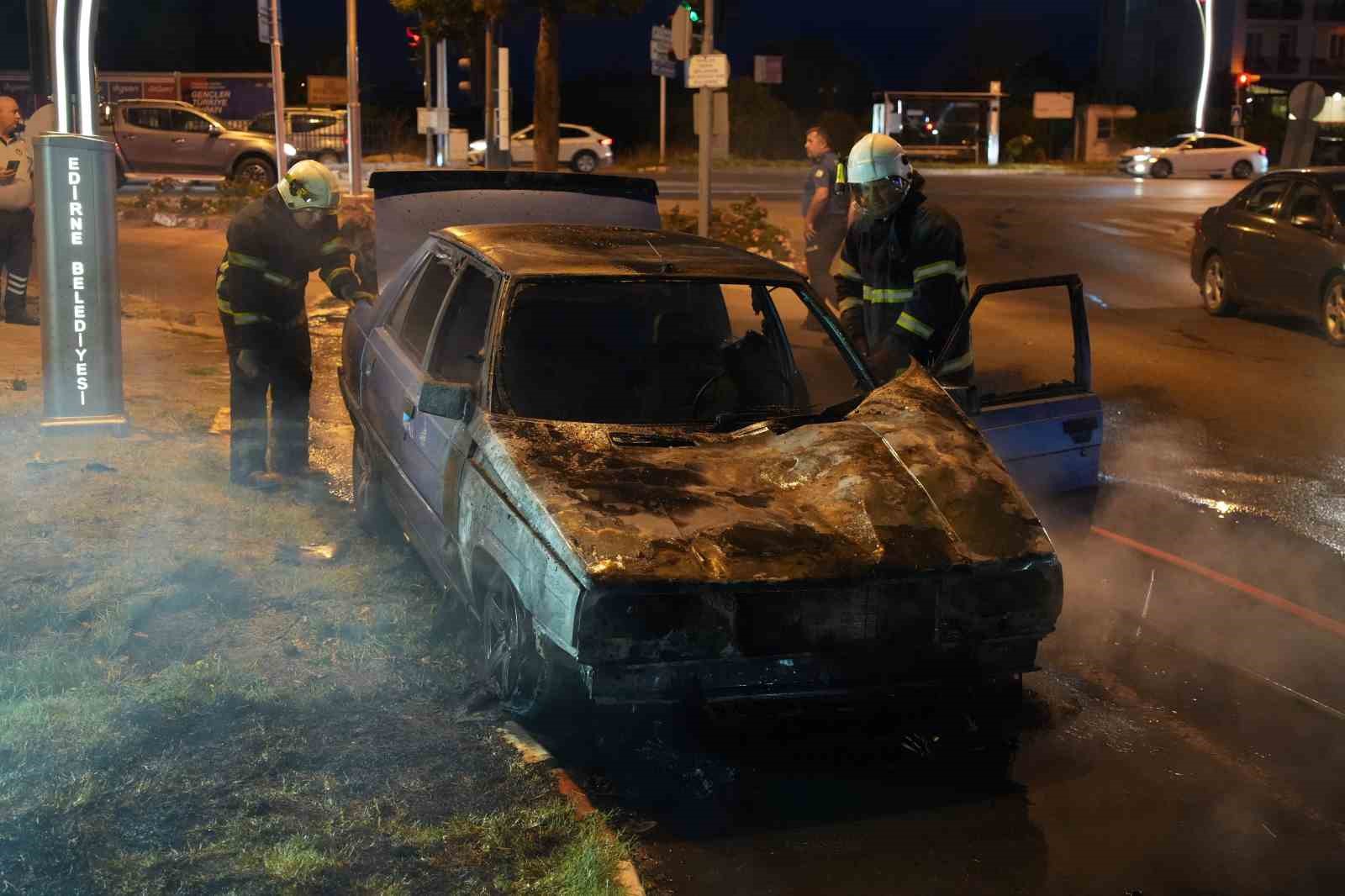 Edirne’de ehliyetsiz alkollü sürücünün otomobili alev alev yandı
