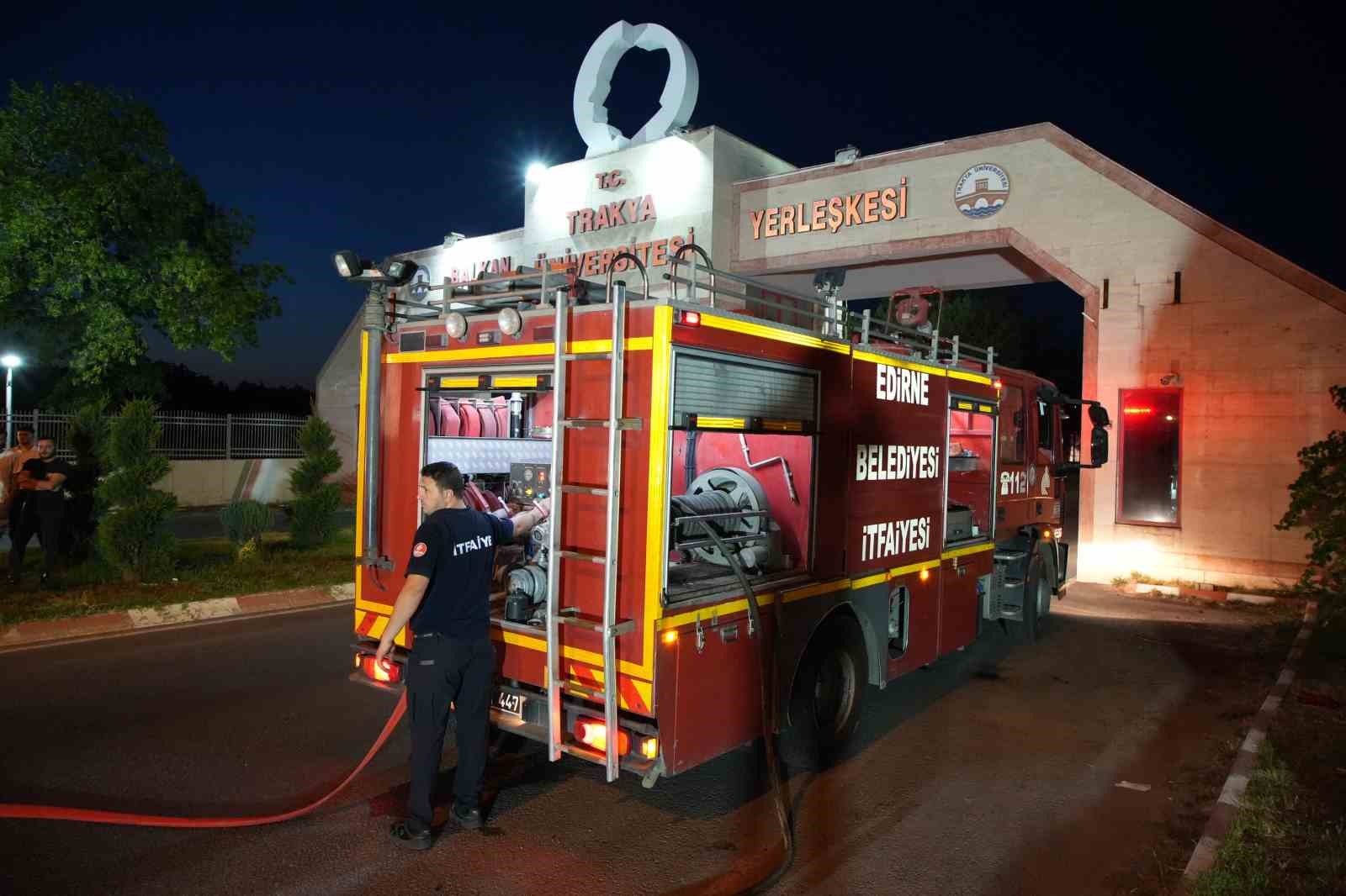 Edirne’de ehliyetsiz alkollü sürücünün otomobili alev alev yandı
