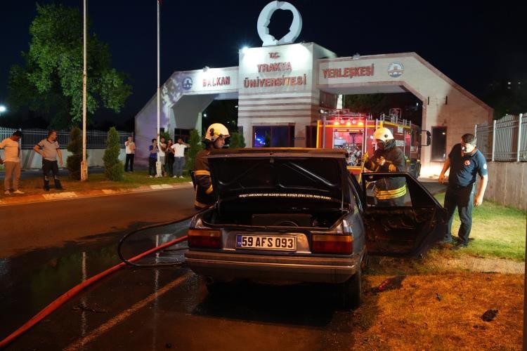 Edirne’de ehliyetsiz alkollü sürücünün otomobili alev alev yandı
