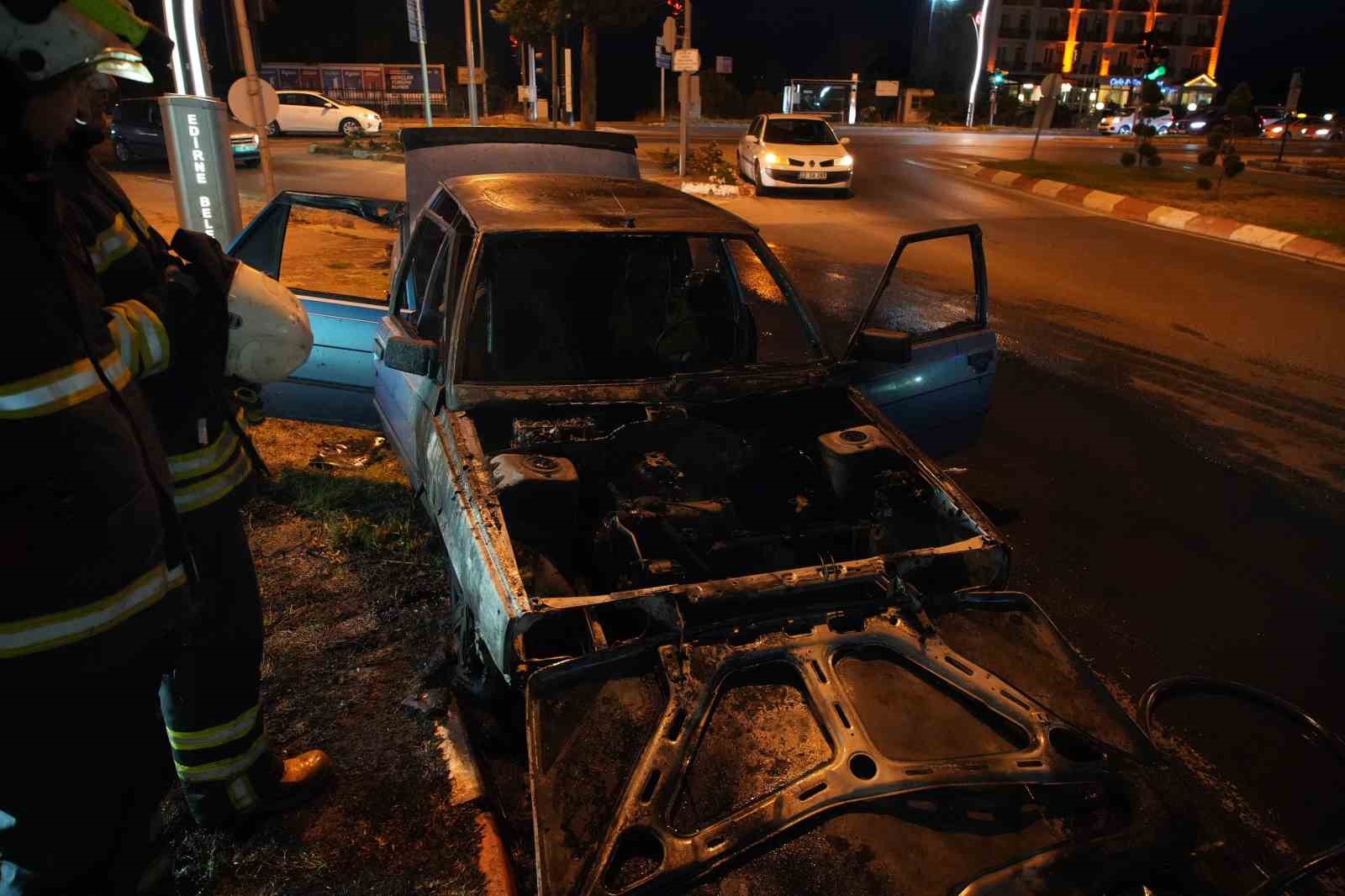 Edirne’de ehliyetsiz alkollü sürücünün otomobili alev alev yandı
