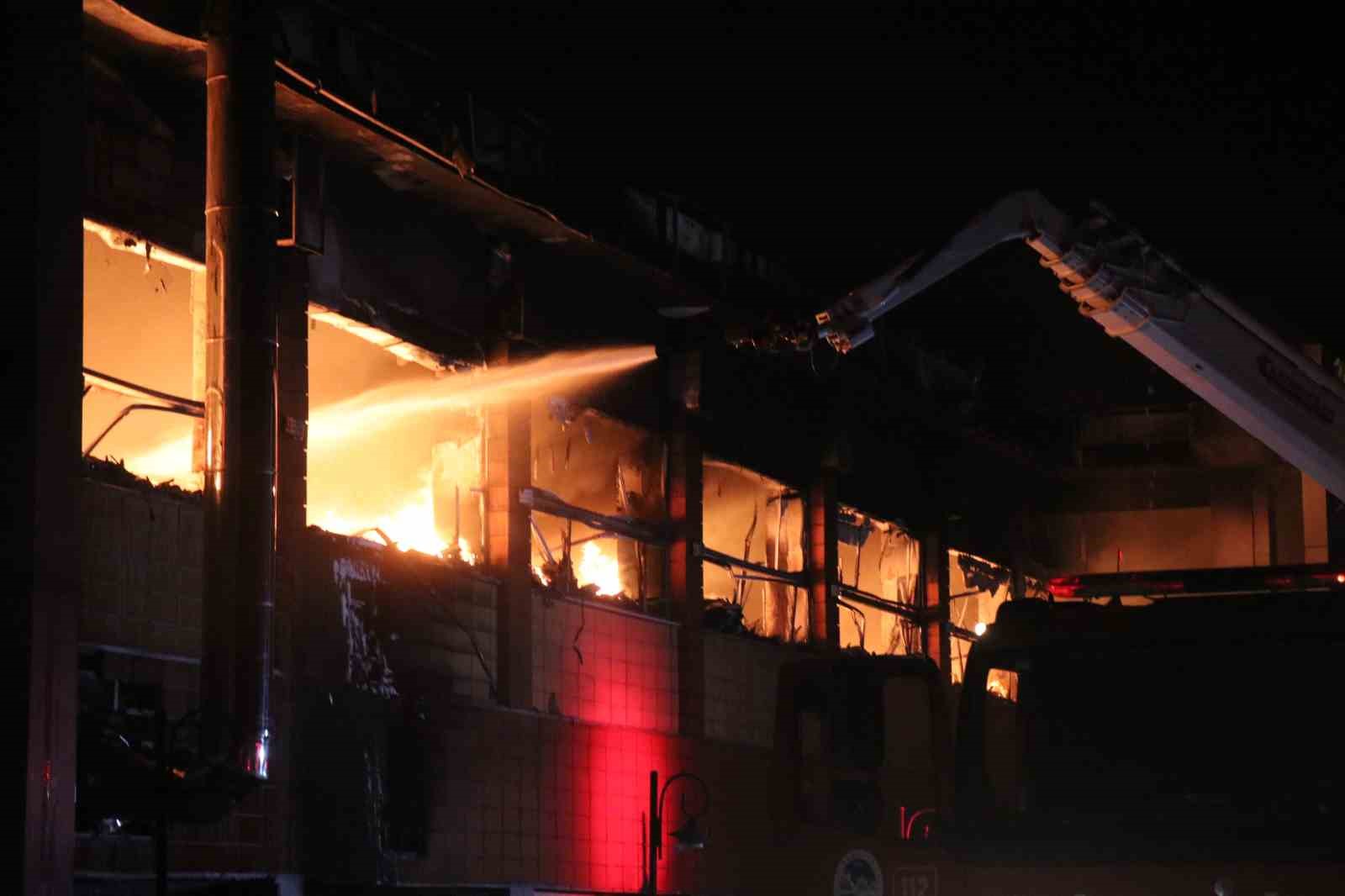 Sakarya’daki fabrika yangını havadan görüntülendi
