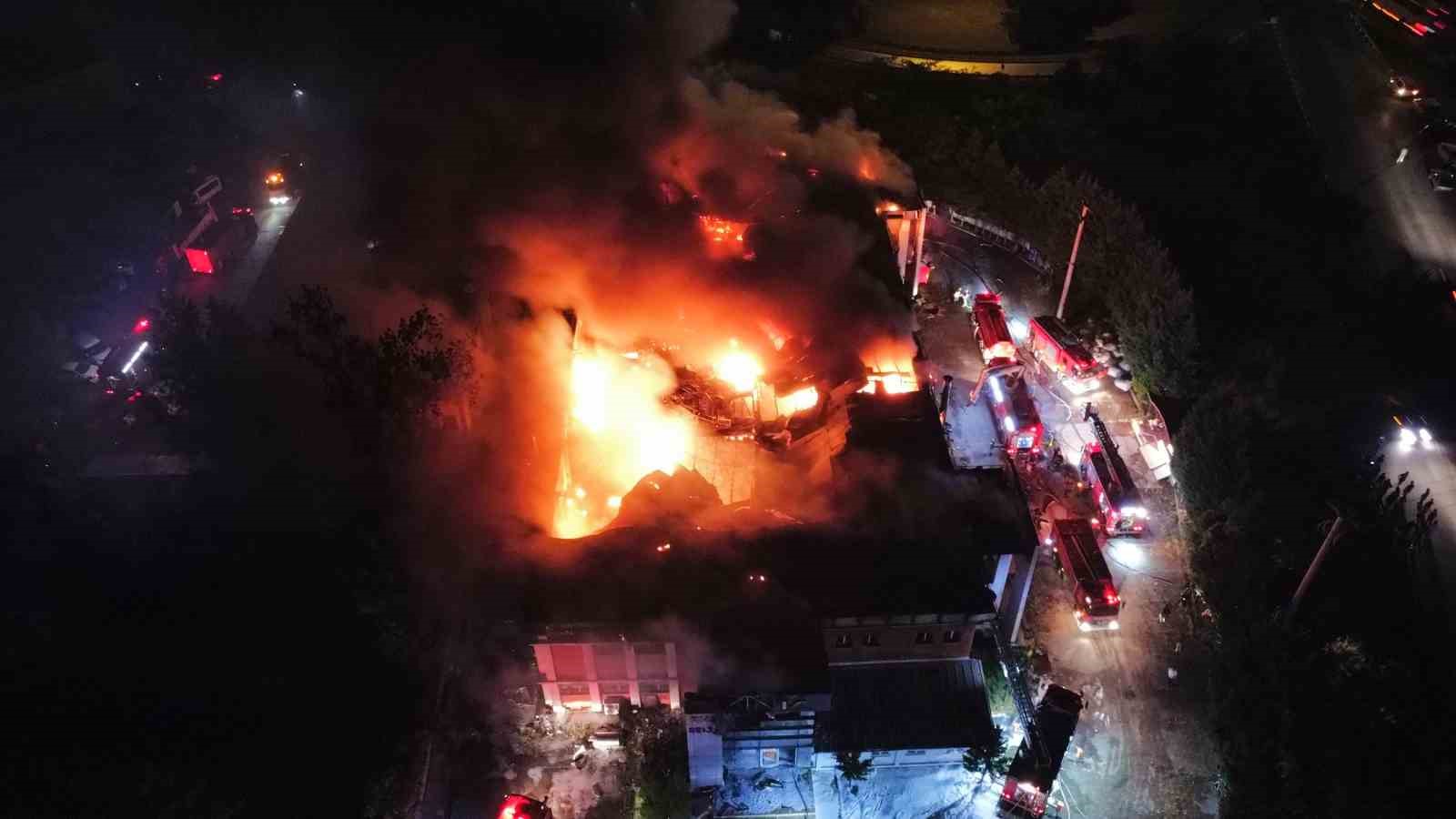 Sakarya’daki fabrika yangını havadan görüntülendi
