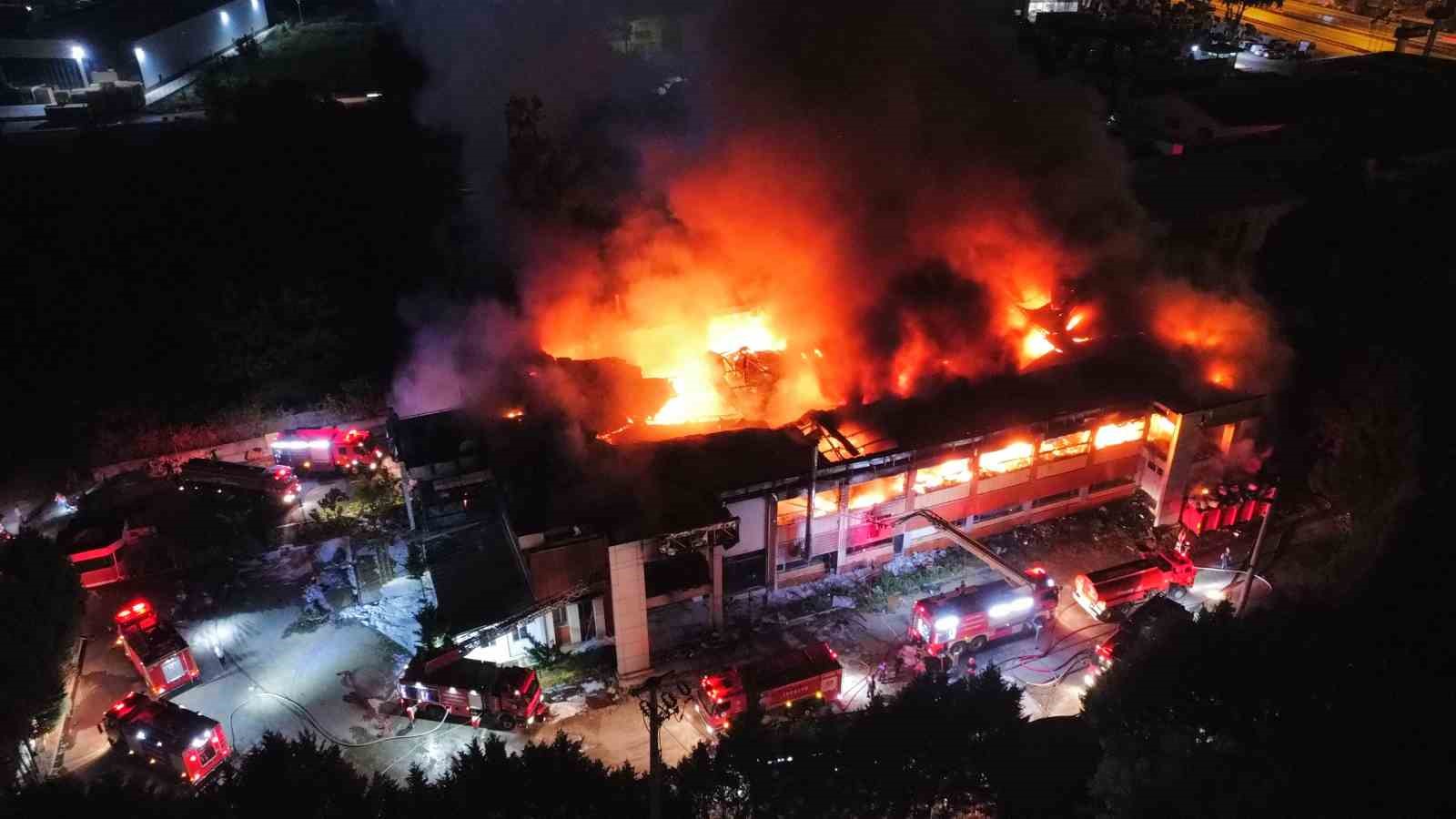 Sakarya’daki fabrika yangını havadan görüntülendi
