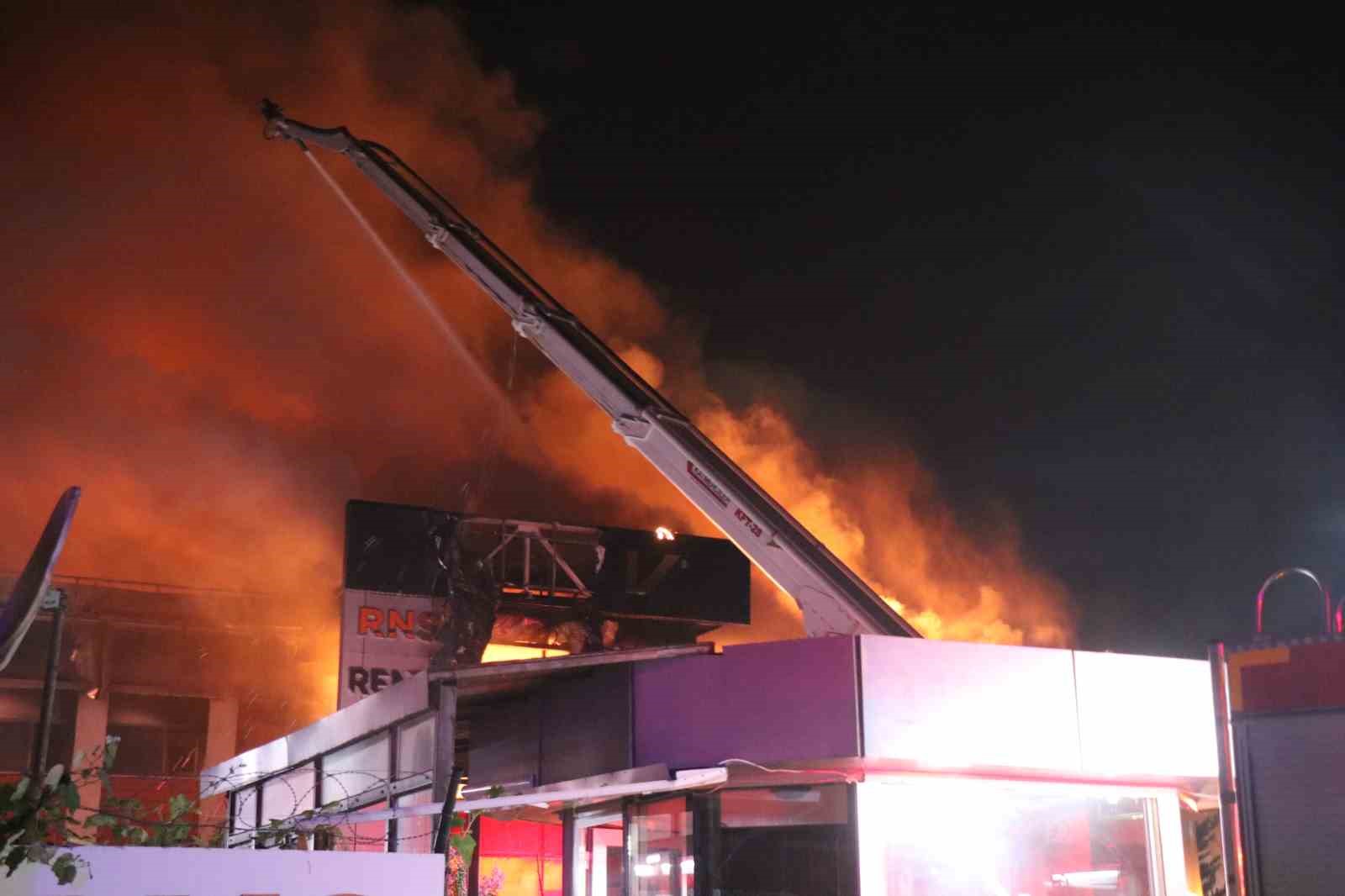 Sakarya’daki fabrika yangını havadan görüntülendi
