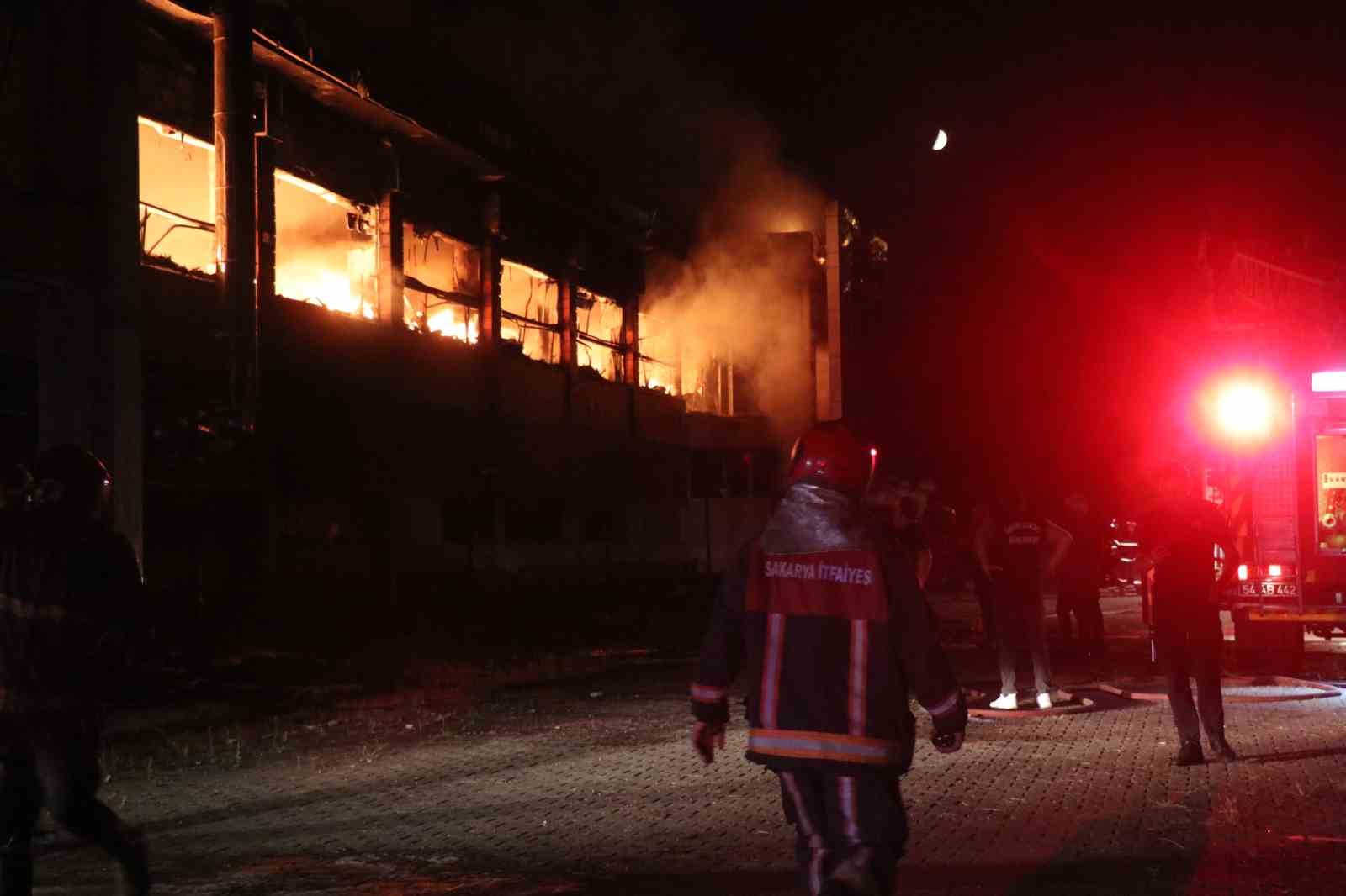 Sakarya’daki fabrika yangını havadan görüntülendi
