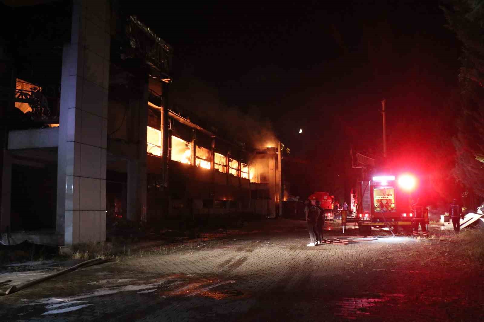 Sakarya’daki fabrika yangını havadan görüntülendi
