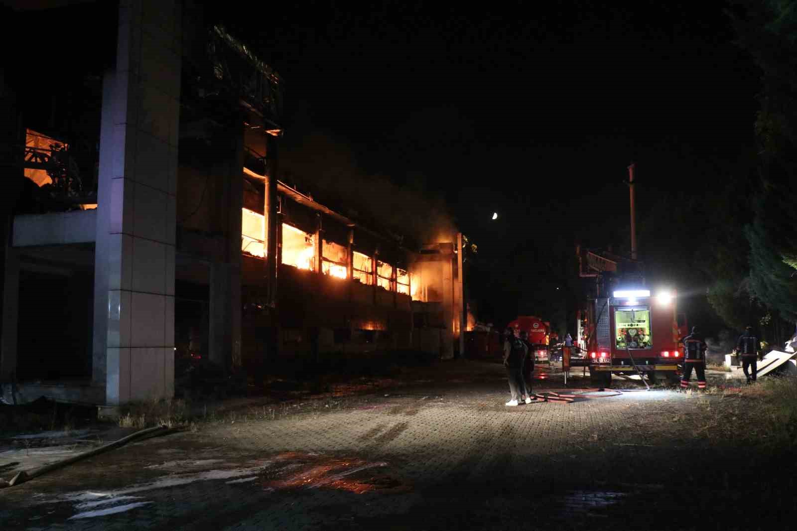 Sakarya’daki fabrika yangını havadan görüntülendi
