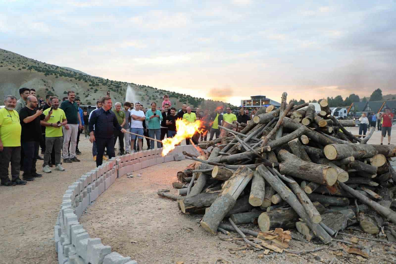 Dev kamp ateşi yakıldı, vali yanma tehlikesi atlattı
