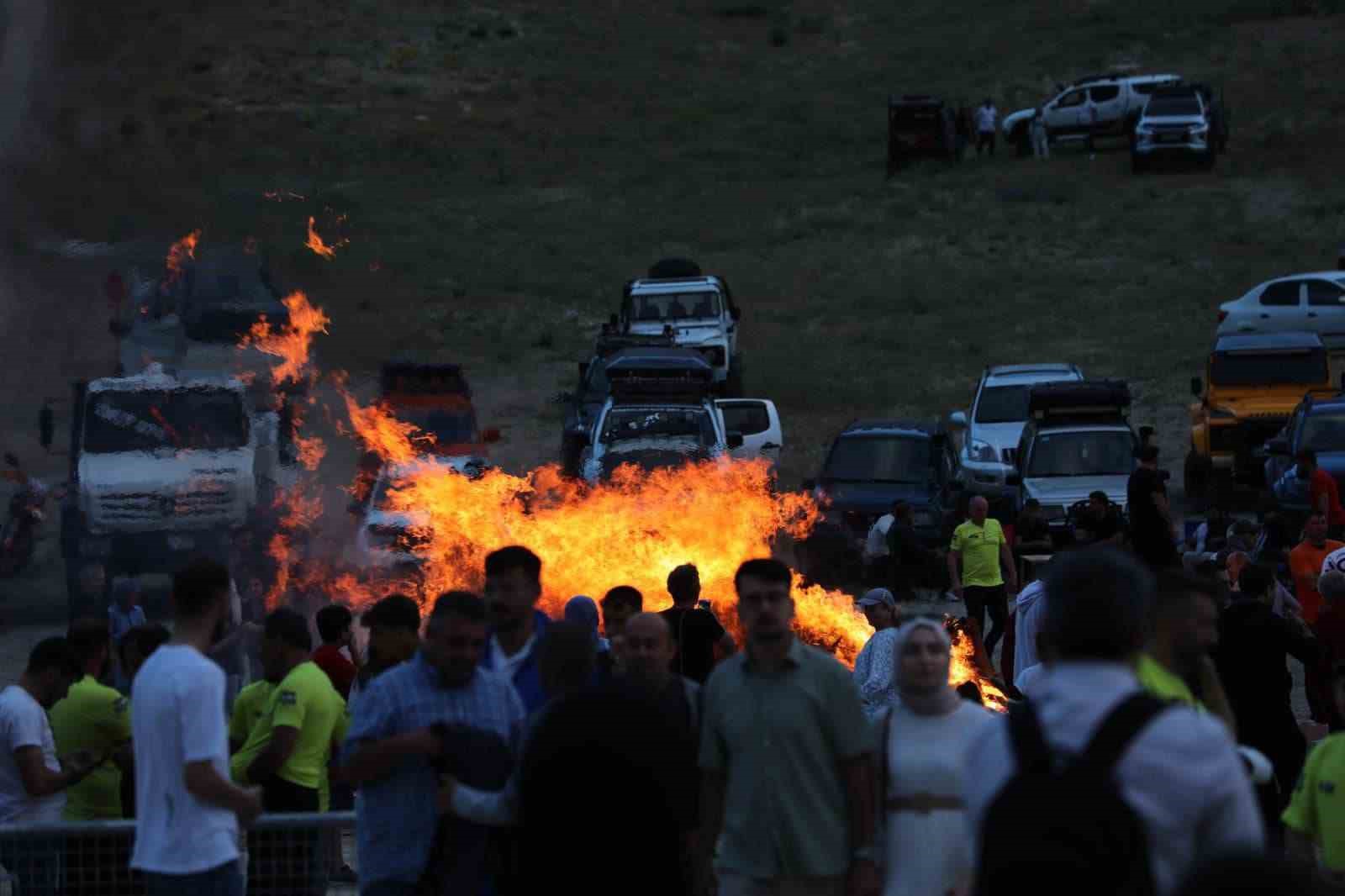 Dev kamp ateşi yakıldı, vali yanma tehlikesi atlattı
