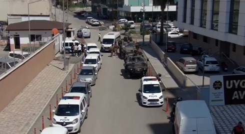 İskenderun’da evin her köşesine uyuşturucu zulalayan şahıslar polisten kaçamadı
