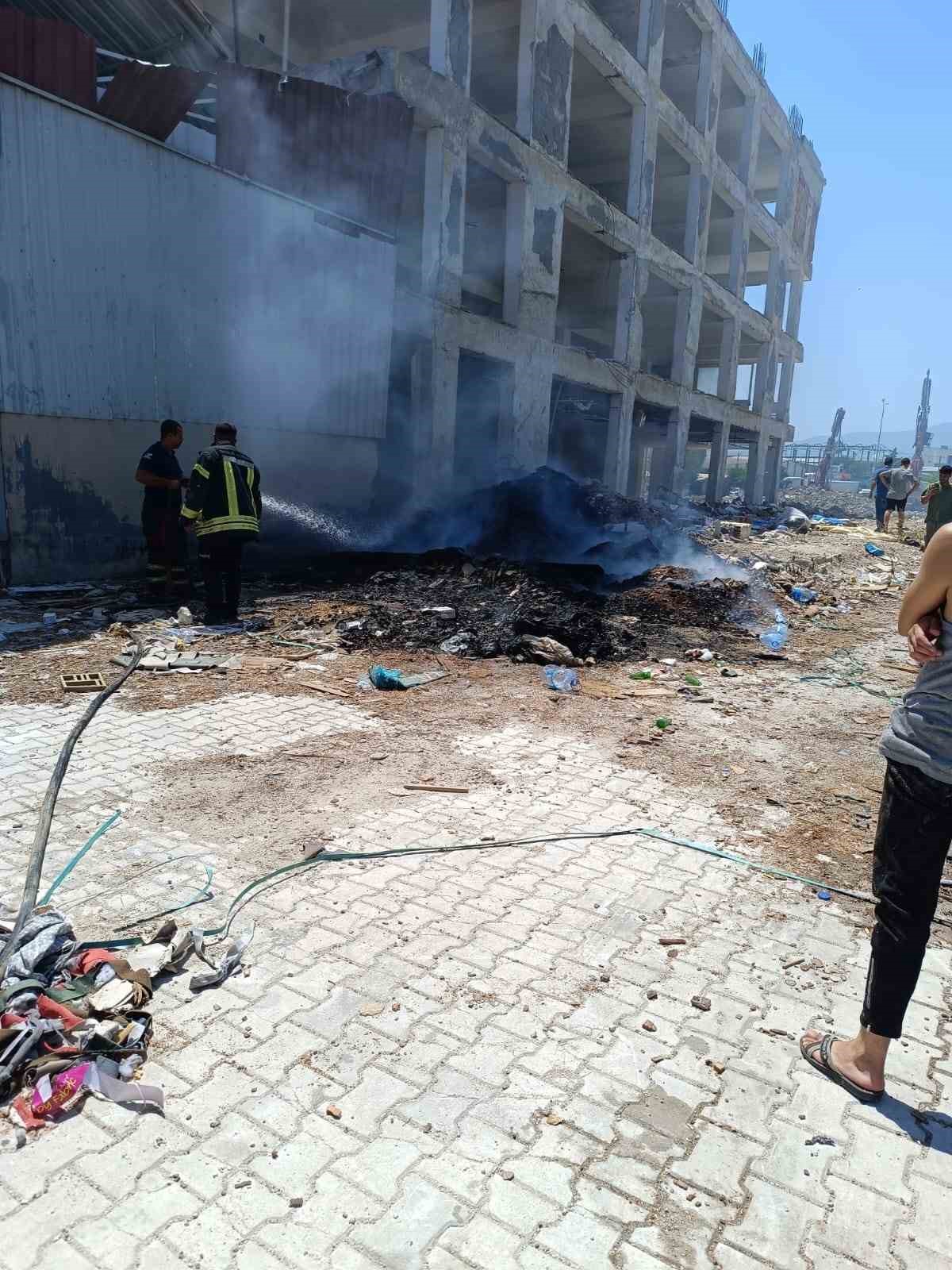 Antakya sanayi sitesinde çöplük yangını çıktı
