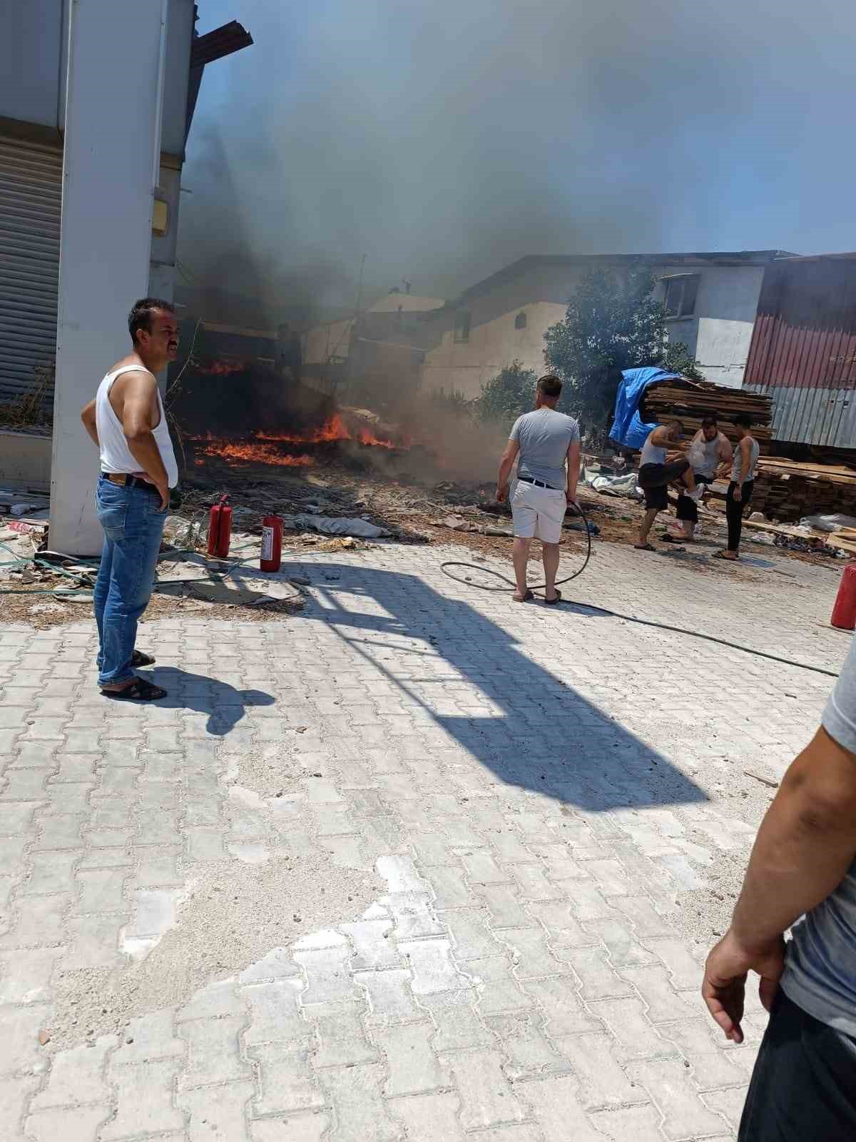 Antakya sanayi sitesinde çöplük yangını çıktı
