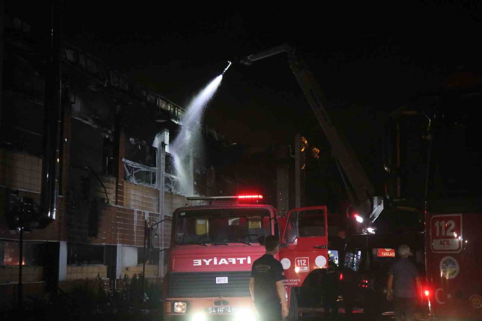 Şehirdeki tüm itfaiye ekiplerinin seferber olduğu fabrika yangını kontrol altında
