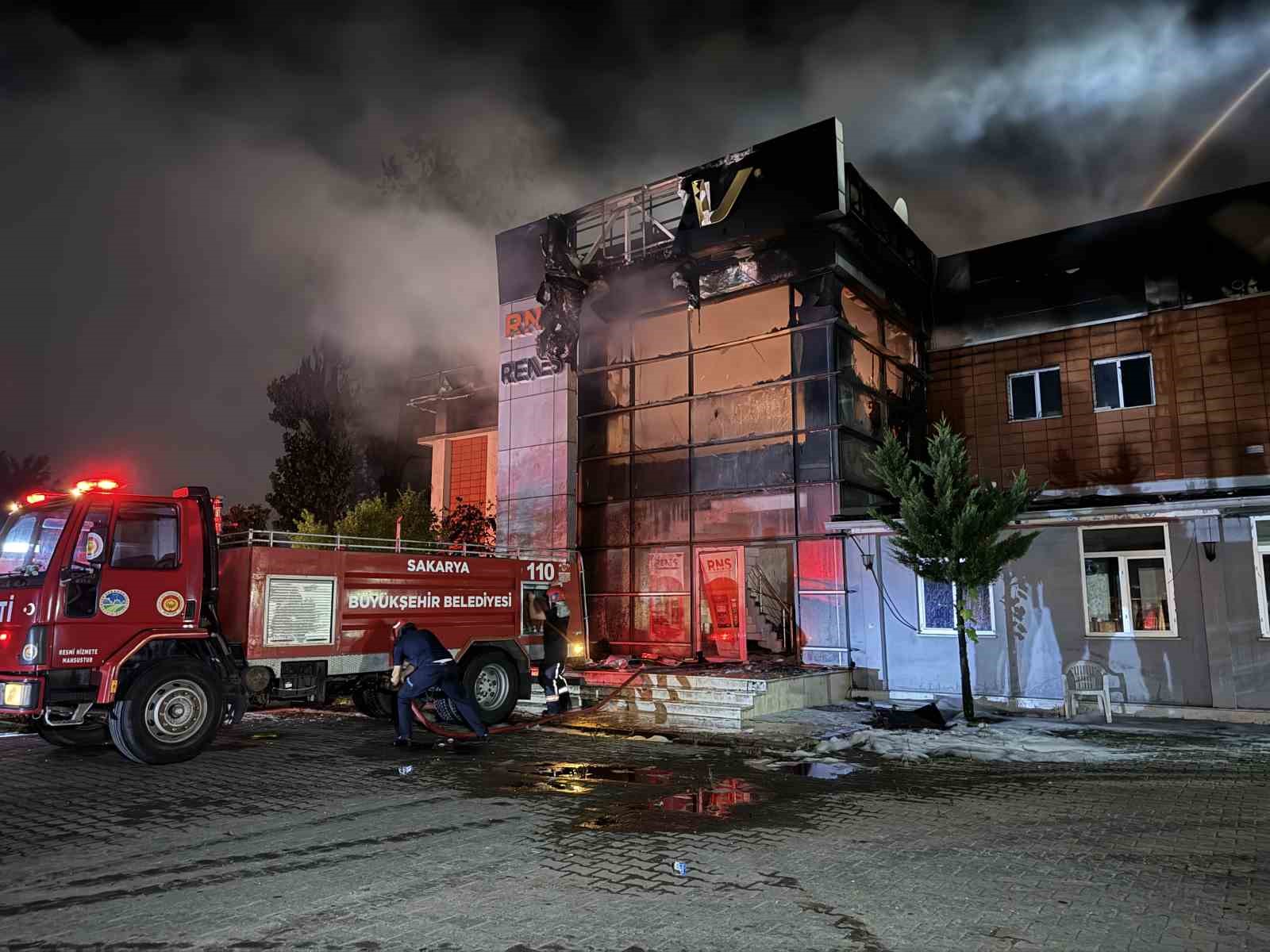 Şehirdeki tüm itfaiye ekiplerinin seferber olduğu fabrika yangını kontrol altında
