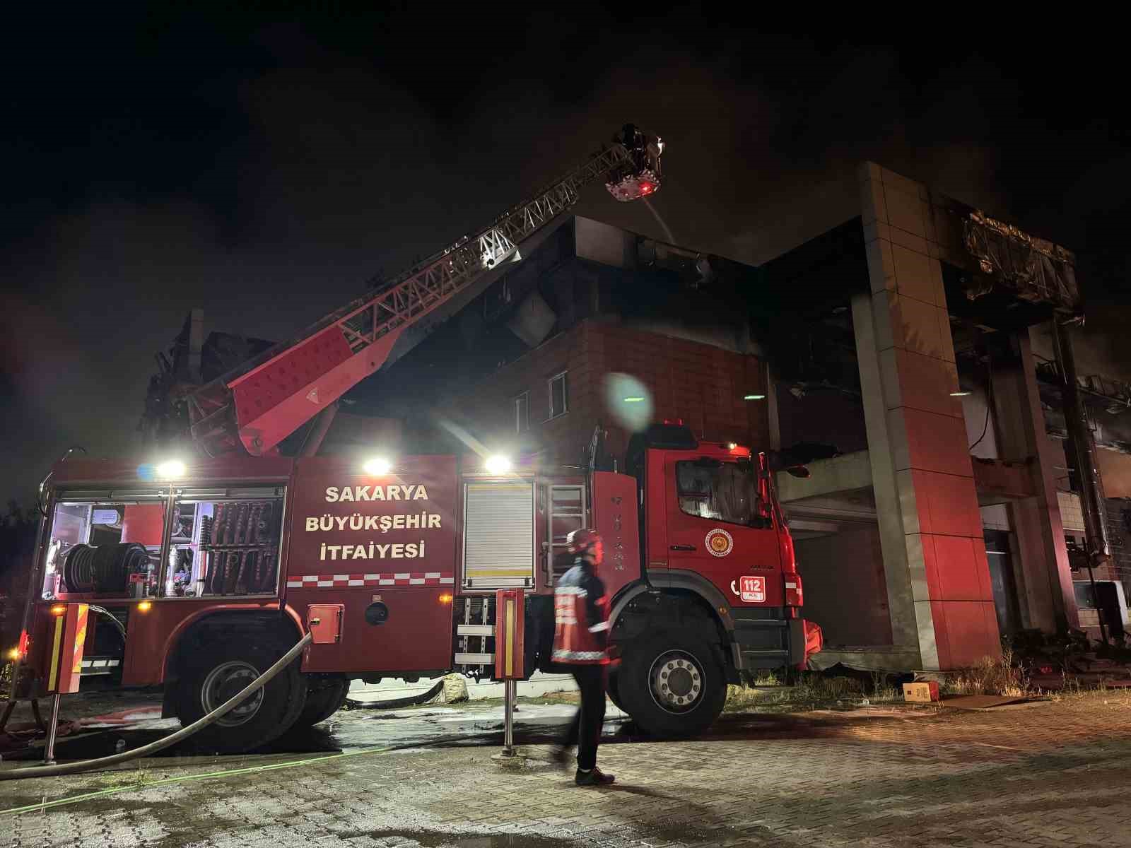 Şehirdeki tüm itfaiye ekiplerinin seferber olduğu fabrika yangını kontrol altında
