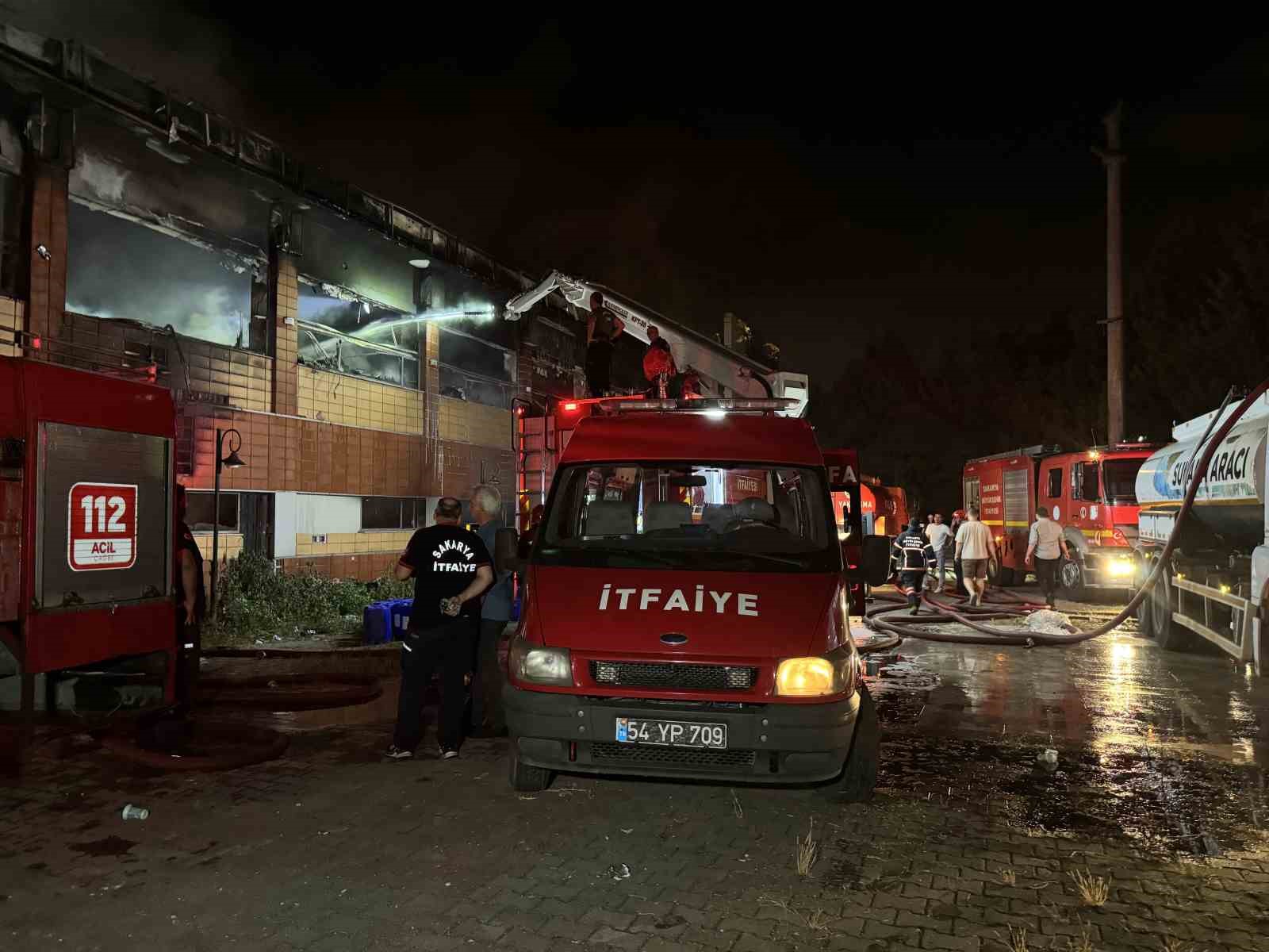 Şehirdeki tüm itfaiye ekiplerinin seferber olduğu fabrika yangını kontrol altında
