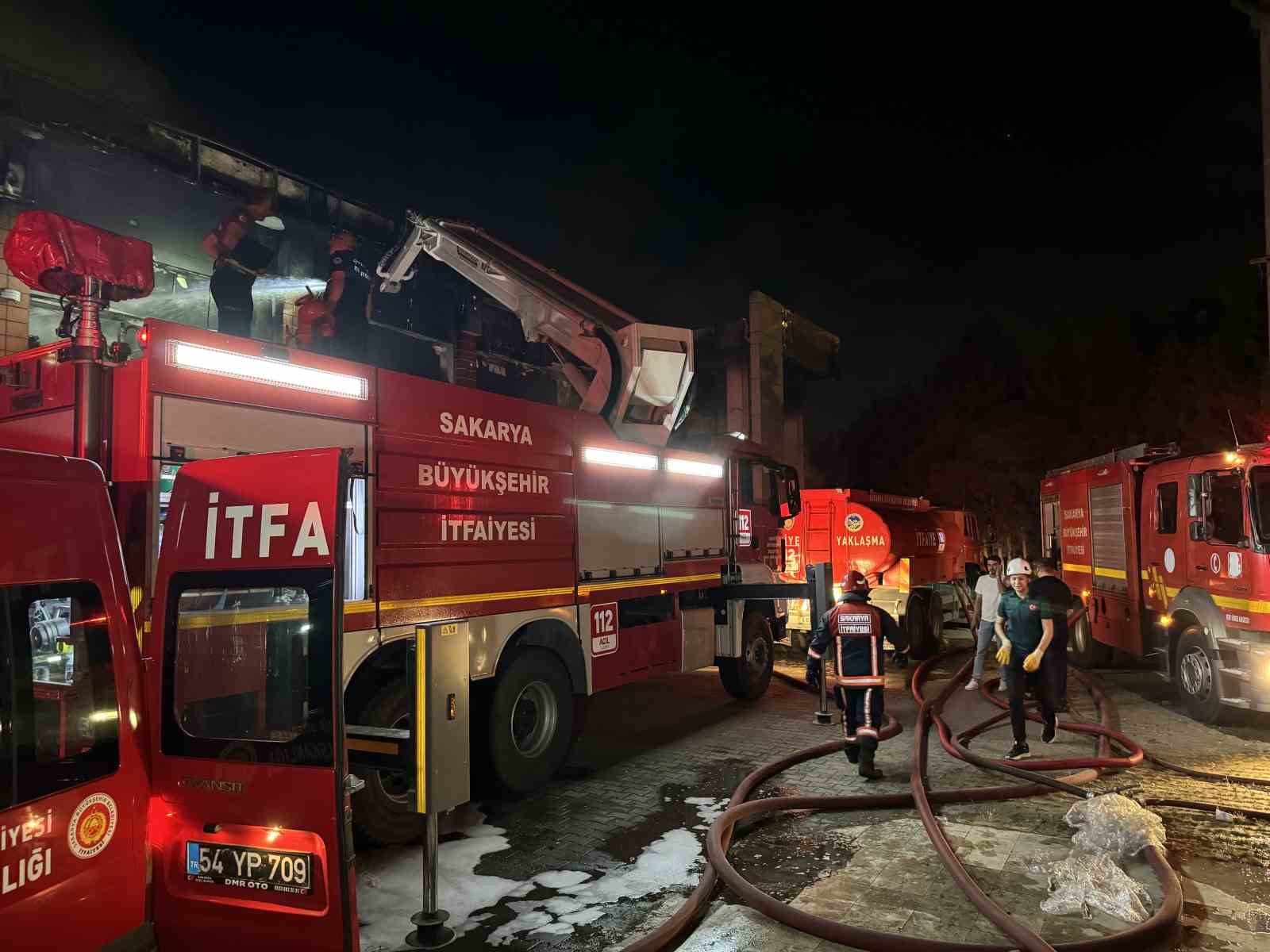 Şehirdeki tüm itfaiye ekiplerinin seferber olduğu fabrika yangını kontrol altında
