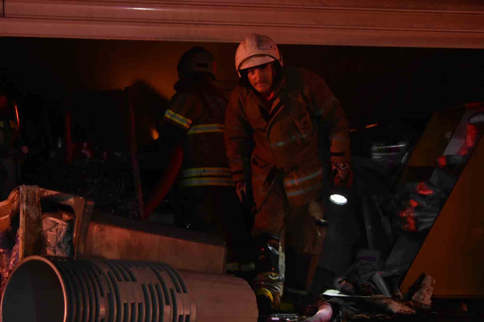 İzmir’de iş yerinde çıkan yangın yan depoya da sıçradı
