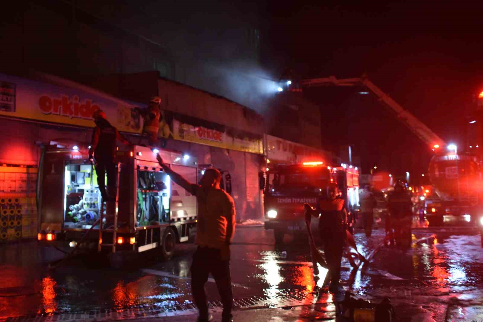 İzmir’de iş yerinde çıkan yangın yan depoya da sıçradı
