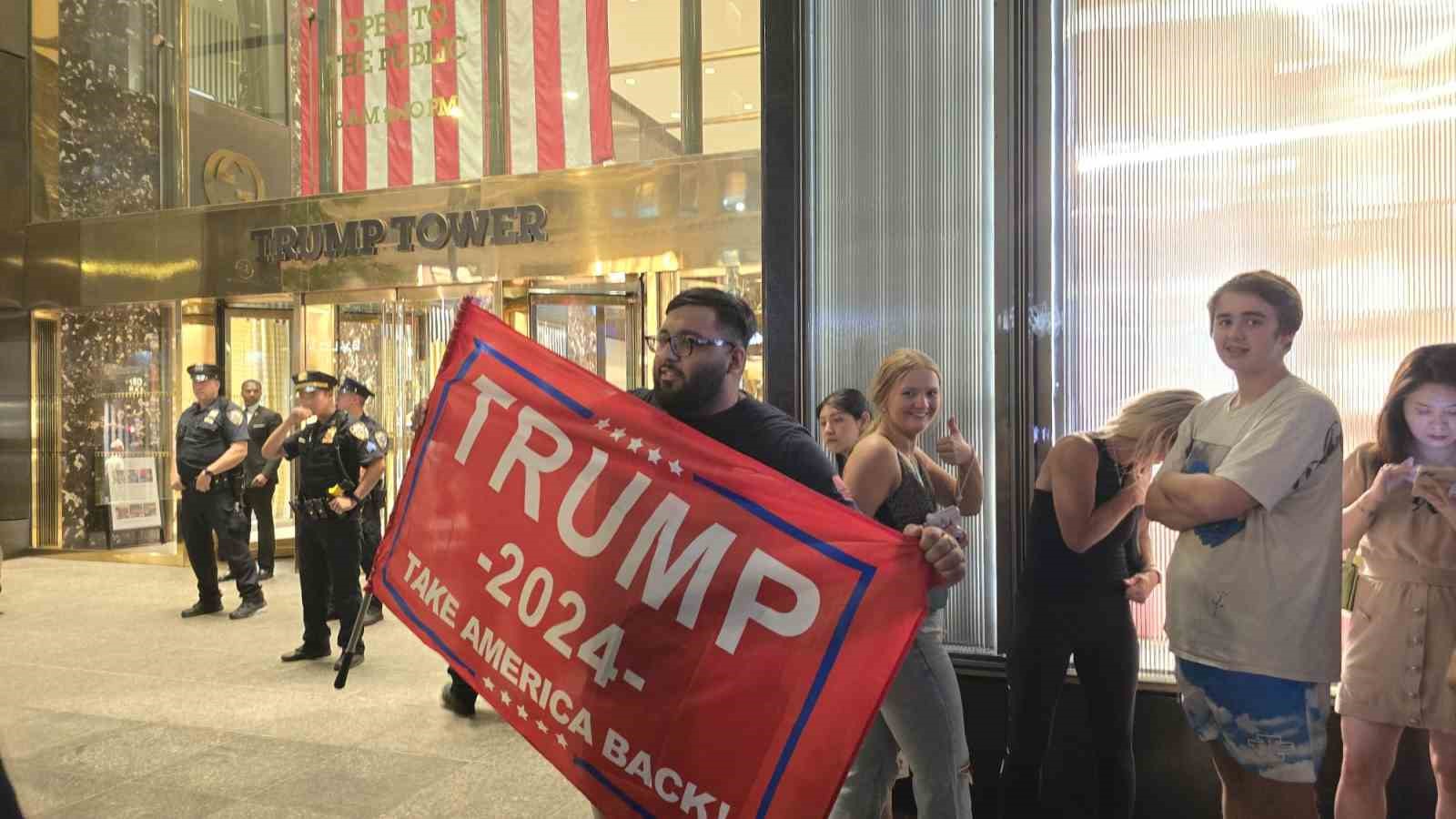 Silahlı saldırıya uğrayan eski Başkan Trump’ın destekçileri New York’ta toplanıyor
