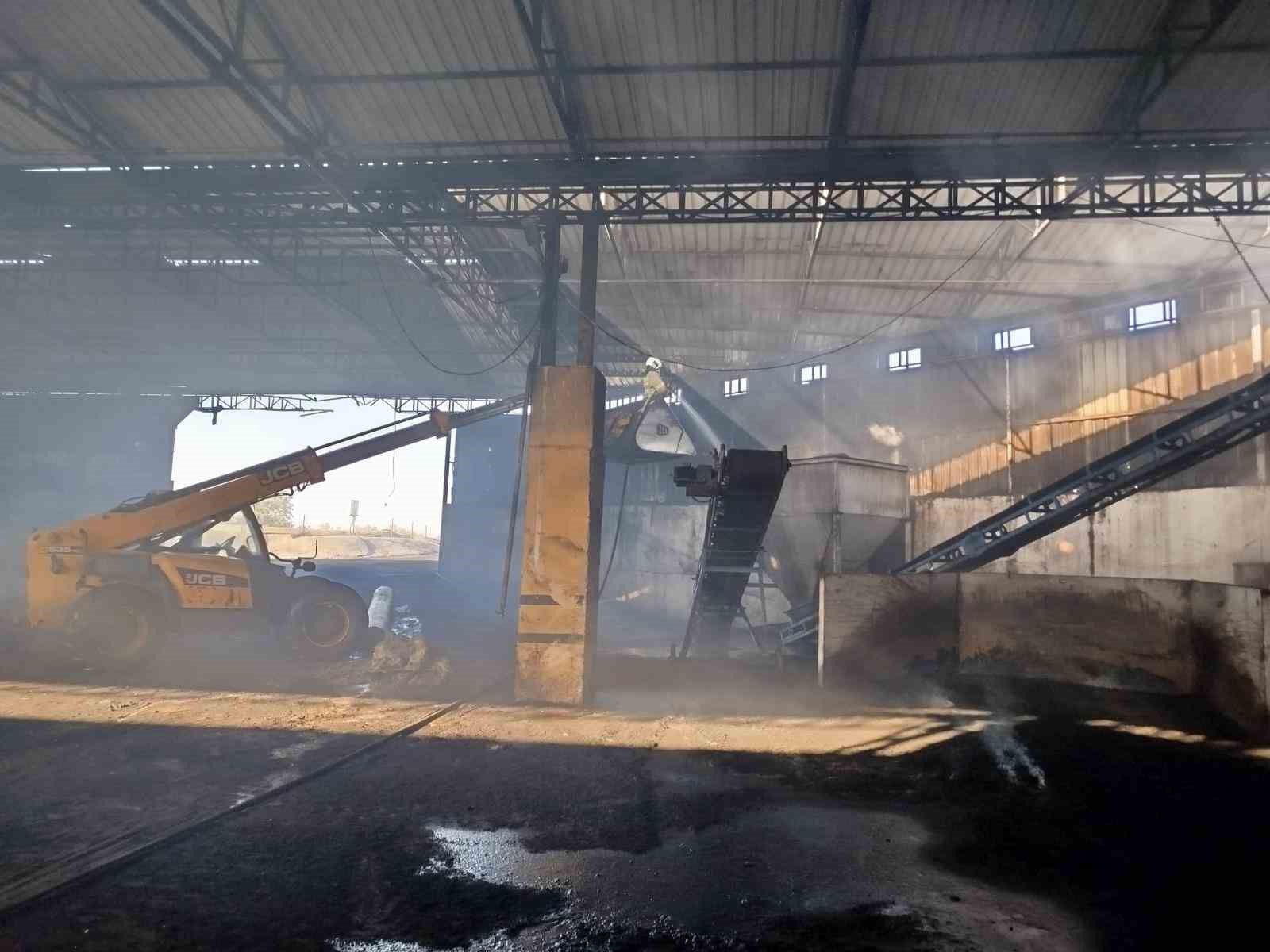 Ayvalık’ta pirina fabrikasında patlayan kazandan çıkan yangın korkuttu
