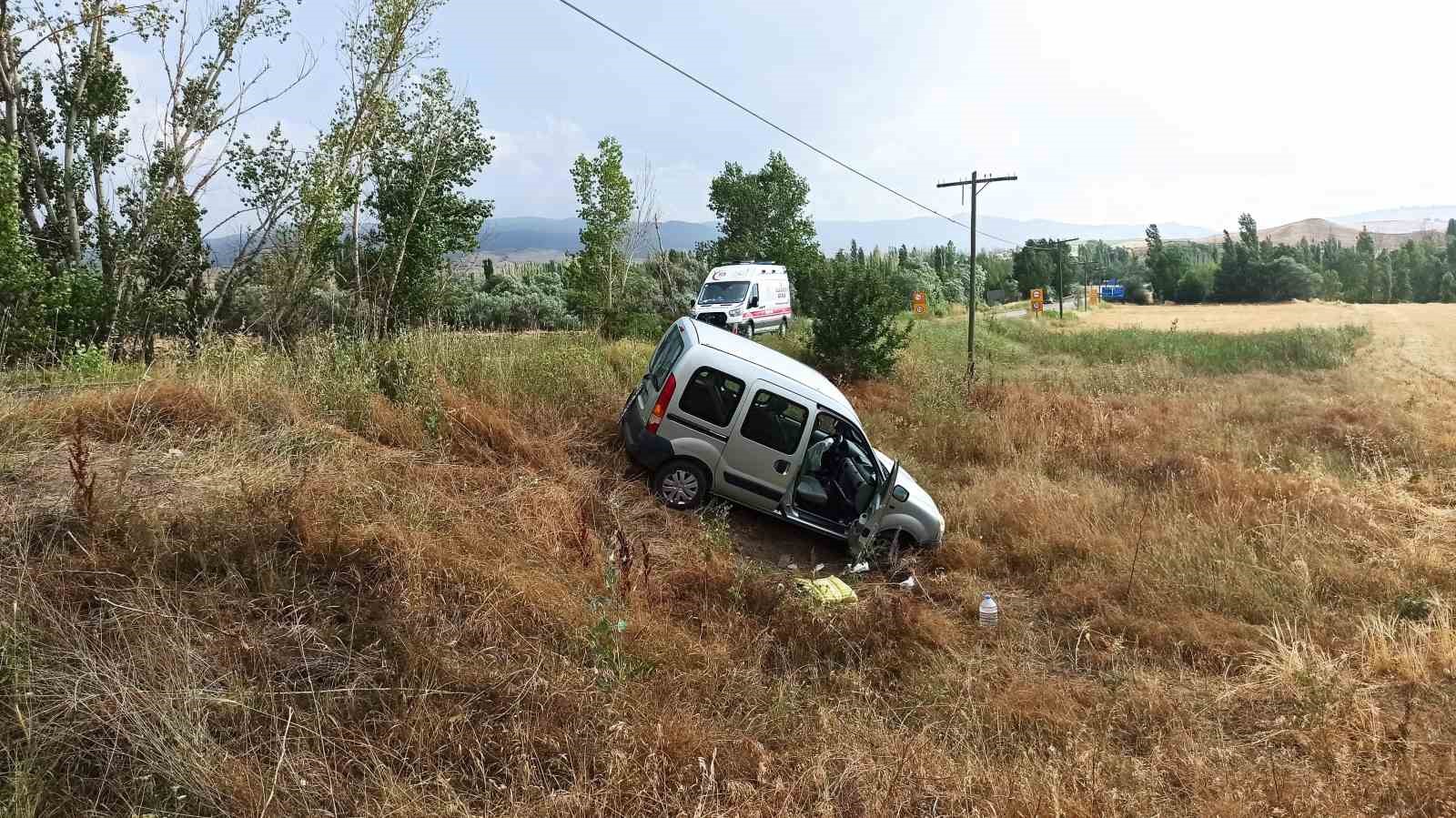 Kontrolden çıkan hafif ticari araç şarampole uçtu: 3 yaralı
