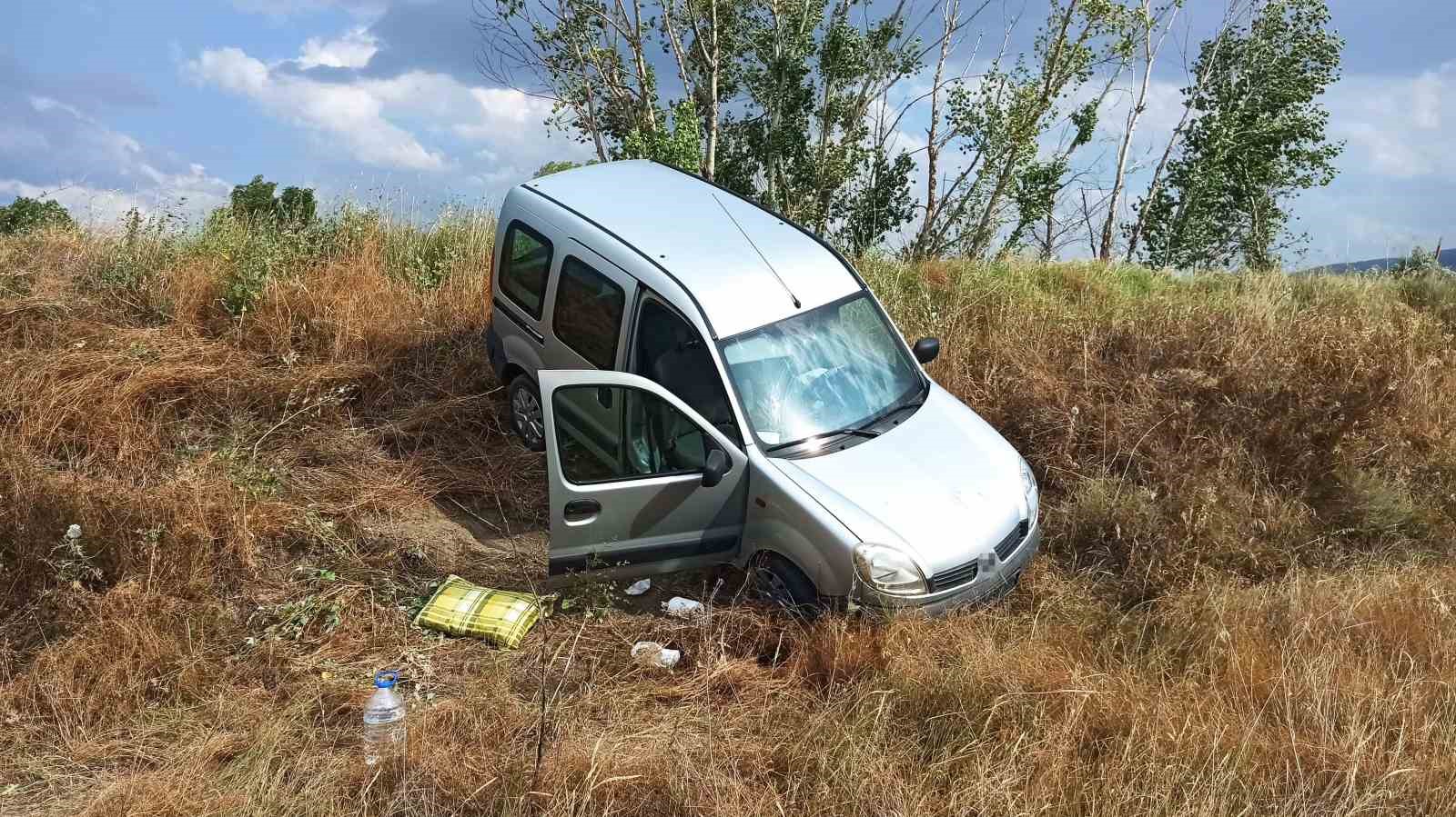 Kontrolden çıkan hafif ticari araç şarampole uçtu: 3 yaralı
