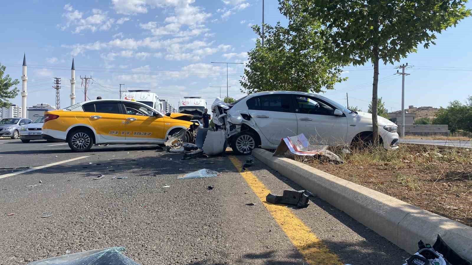 Diyarbakır’da kızını sınava götüren aile kaza yaptı: 3 yaralı
