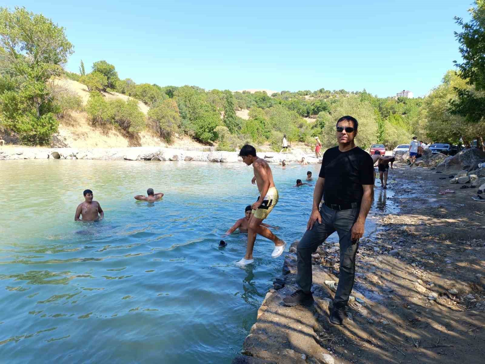 Termometreler 33 dereceyi gösterdi, sıcaktan bunalanlar Tağar Çayı’na akın etti
