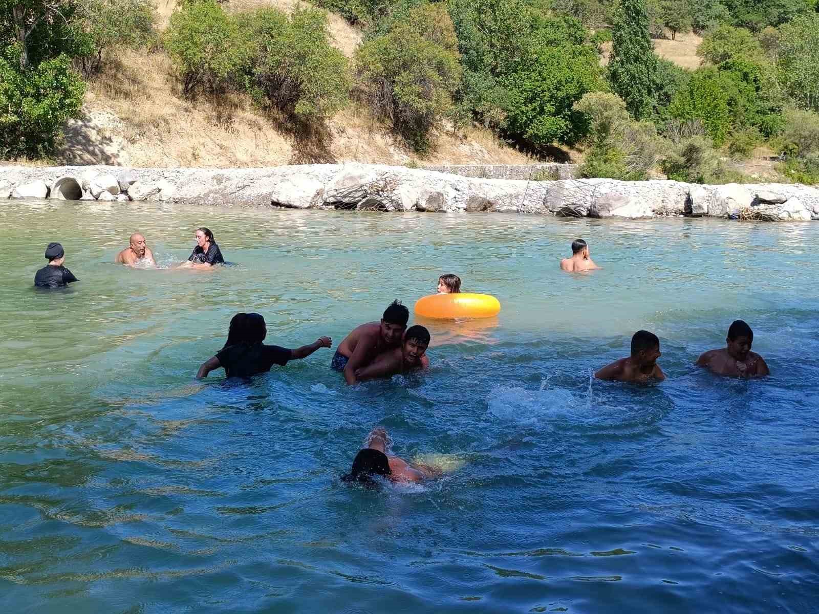 Termometreler 33 dereceyi gösterdi, sıcaktan bunalanlar Tağar Çayı’na akın etti
