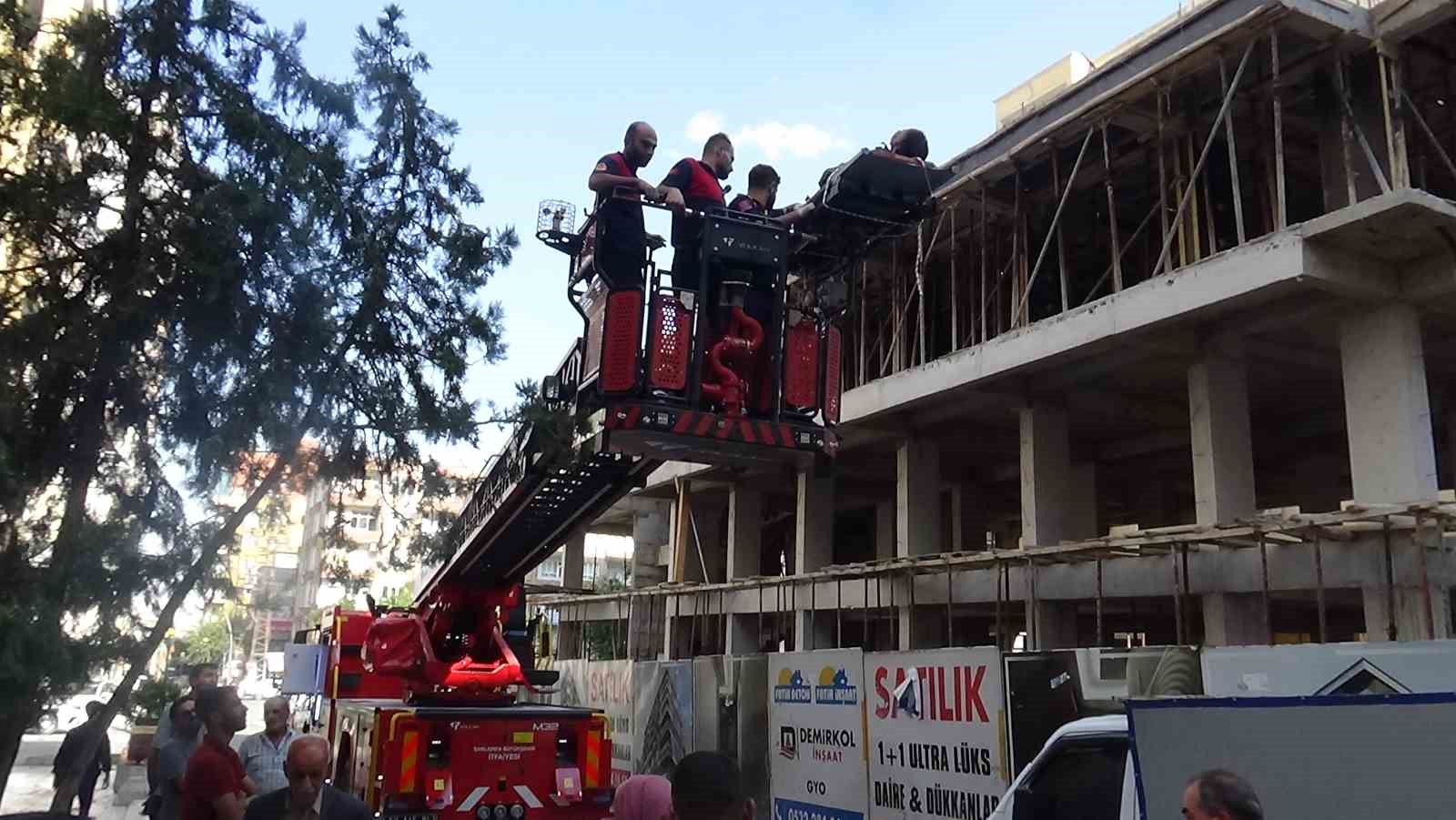 İnşaatta yaralanan işçi itfaiyeye ait vinçle kurtarıldı
