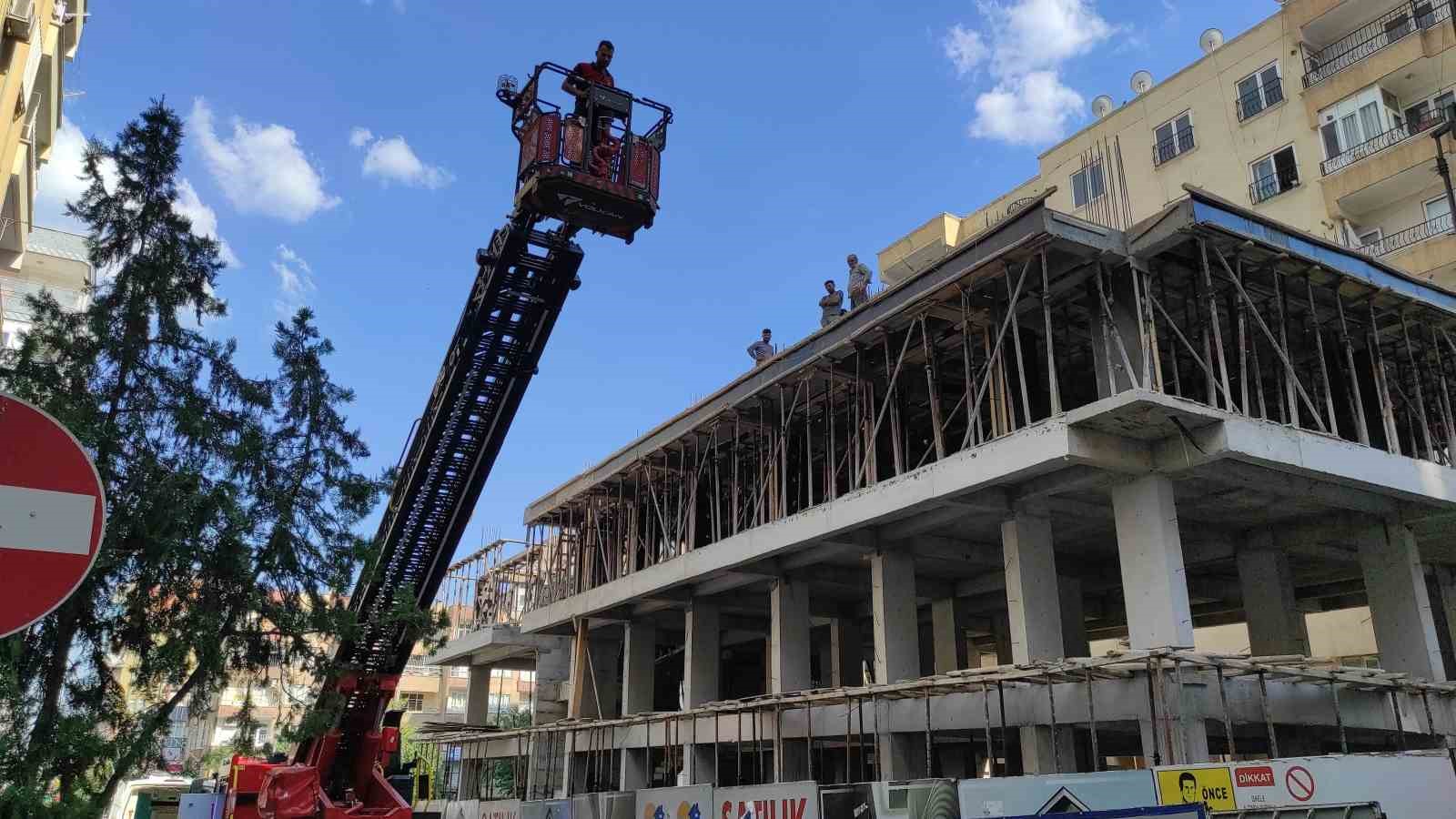 İnşaatta yaralanan işçi itfaiyeye ait vinçle kurtarıldı
