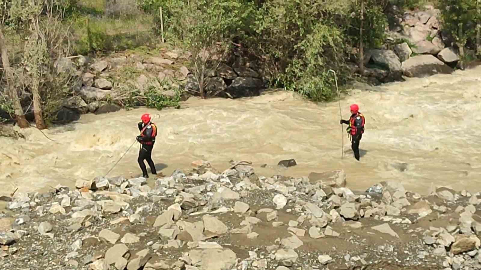 Heyelanda suya kapılan 10 aylık bebek aranıyor
