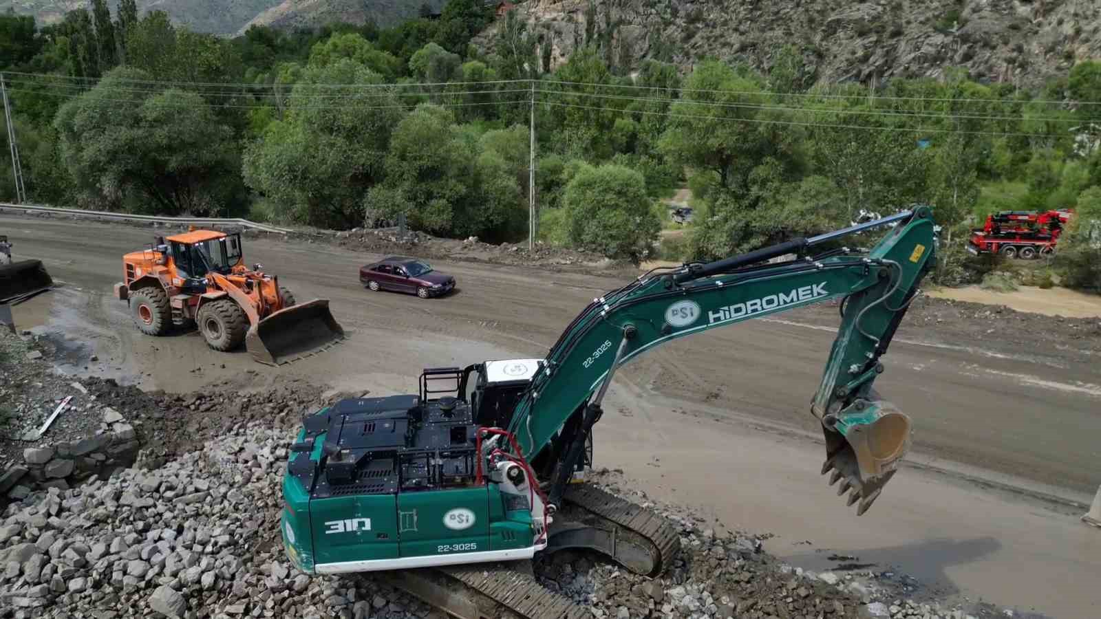 Heyelanda suya kapılan 10 aylık bebek aranıyor
