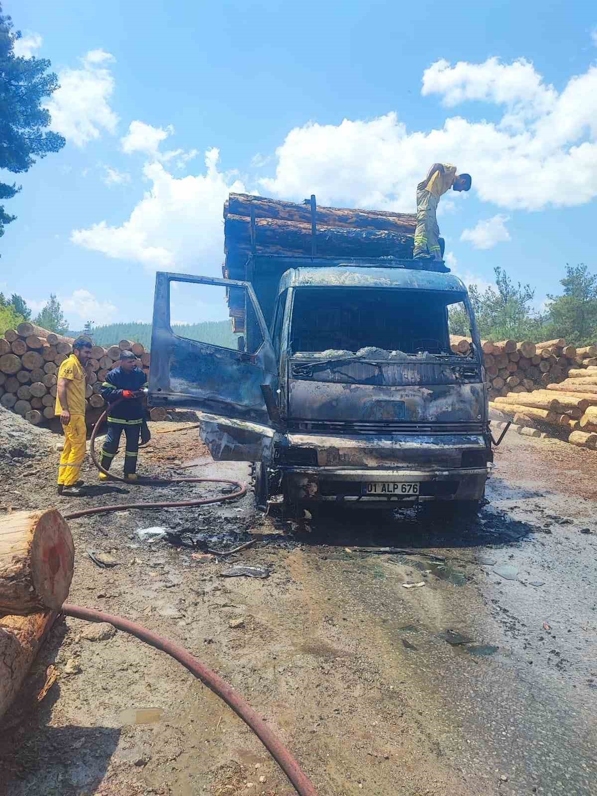 Seyir halindeki tomruk yüklü kamyon yandı
