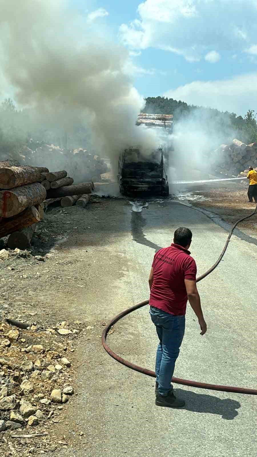 Seyir halindeki tomruk yüklü kamyon yandı
