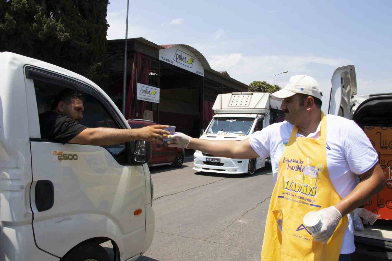 Mersin’de sıcak havada vatandaşlara limonata ikramı
