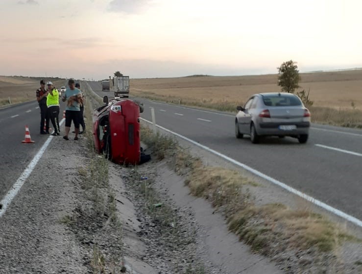 Kazada hurdaya dönen aracının başında köpeğiyle bekledi
