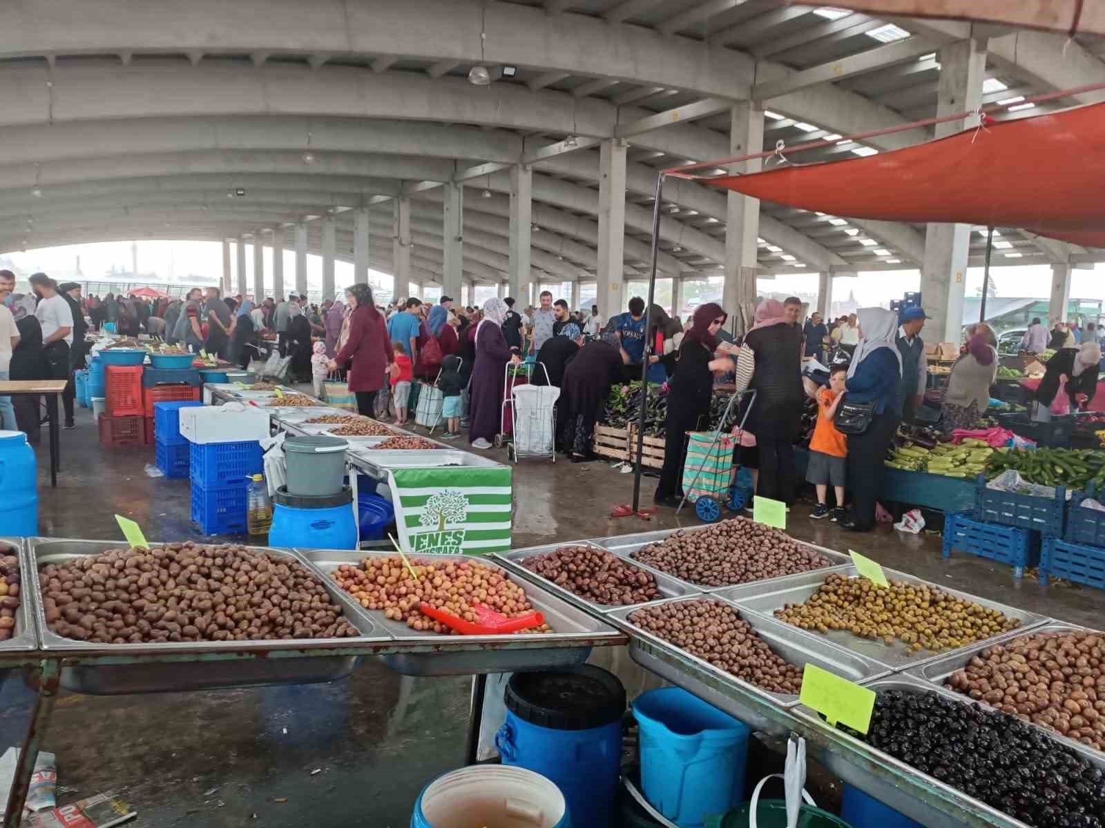 Yağışa hazırlıksız yakalanan pazarcı esnafı zor anlar yaşadı
