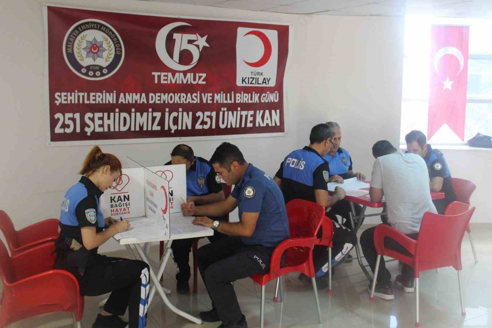 Malatya polisinden 15 Temmuz anısına kan bağışı
