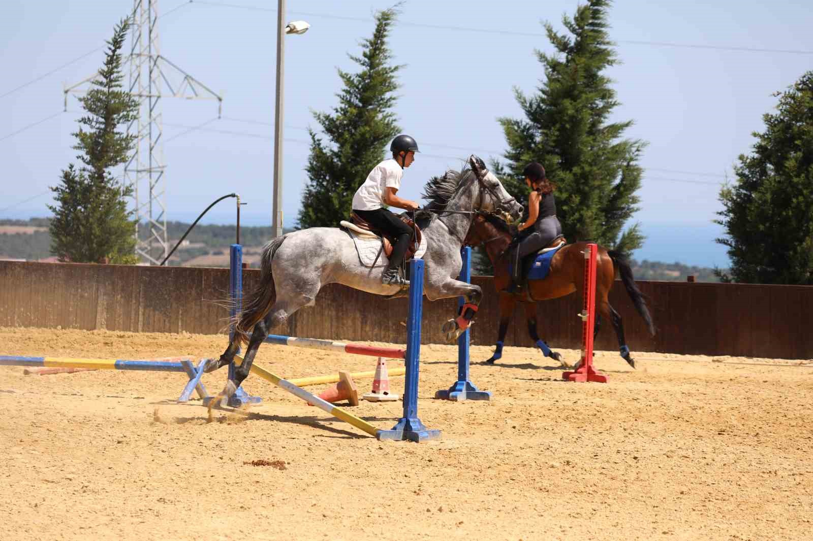 Atlı Spor Tesisleri ziyaretçilerini bekliyor
