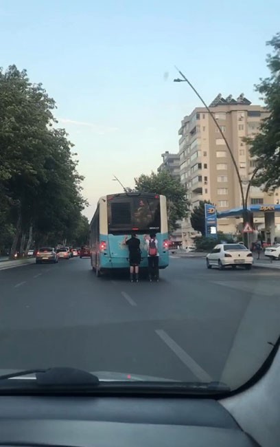 Kahramanmaraş’ta patenli gençlerin tehlikeli yolculuğu kamerada
