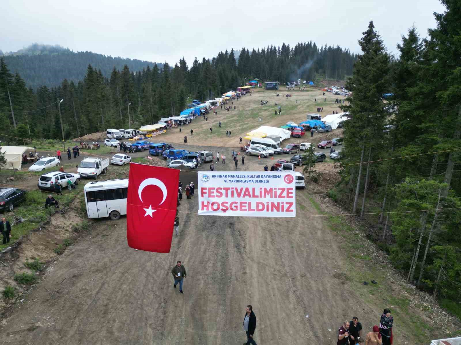 İneklerini gelin gibi süslediler yaylanın yolunu tuttular
