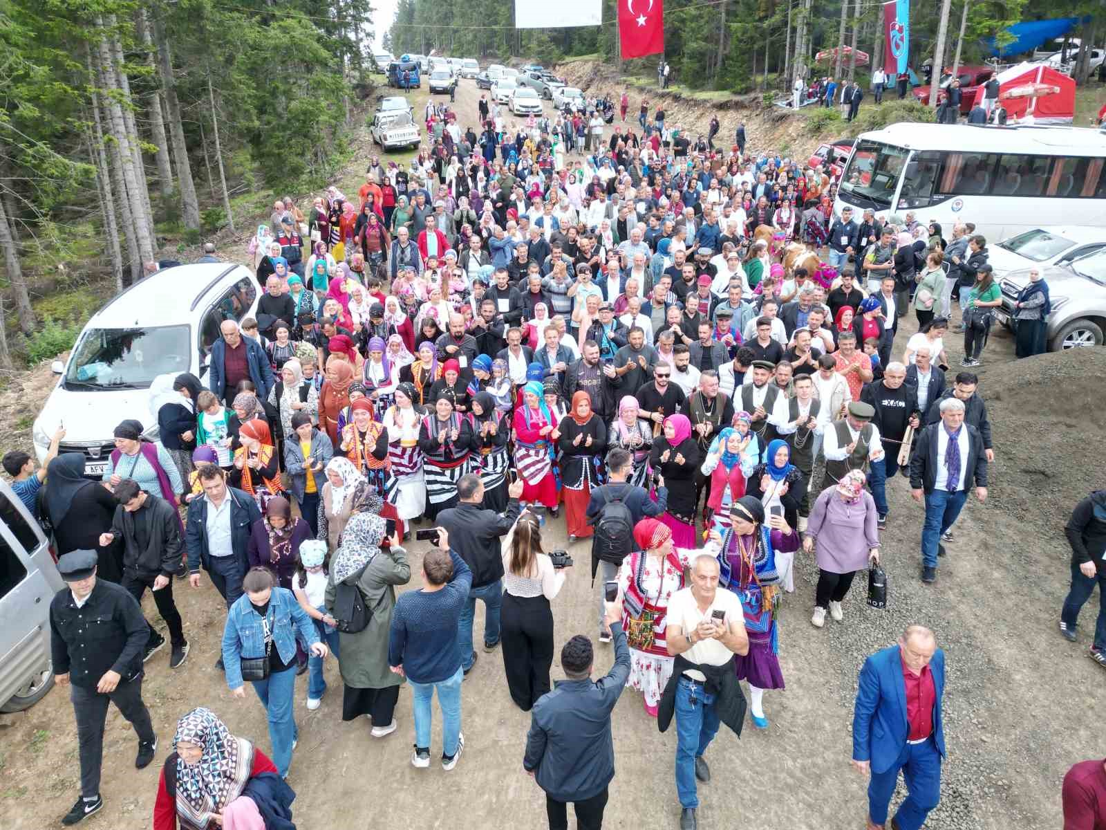 İneklerini gelin gibi süslediler yaylanın yolunu tuttular
