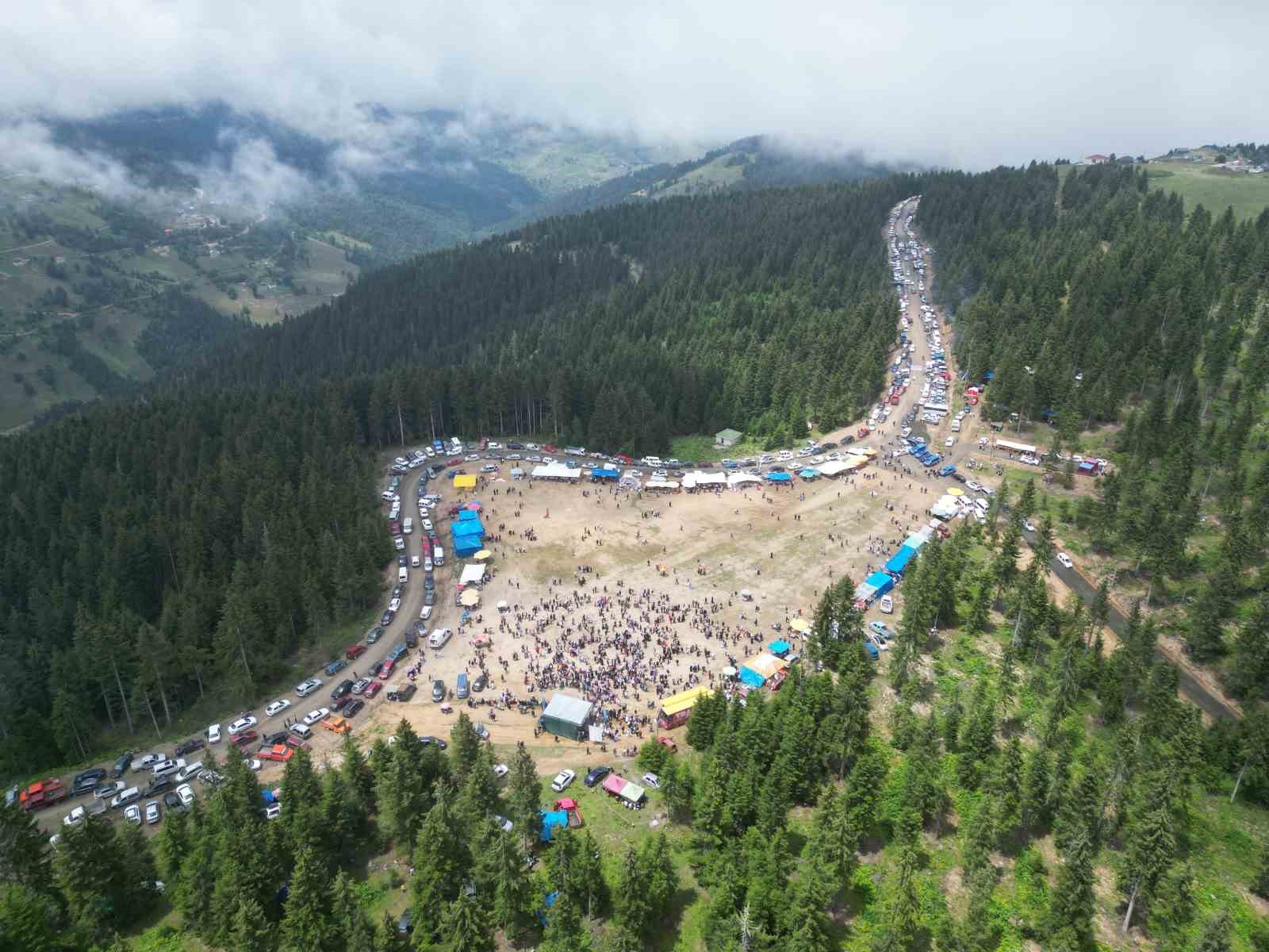 İneklerini gelin gibi süslediler yaylanın yolunu tuttular
