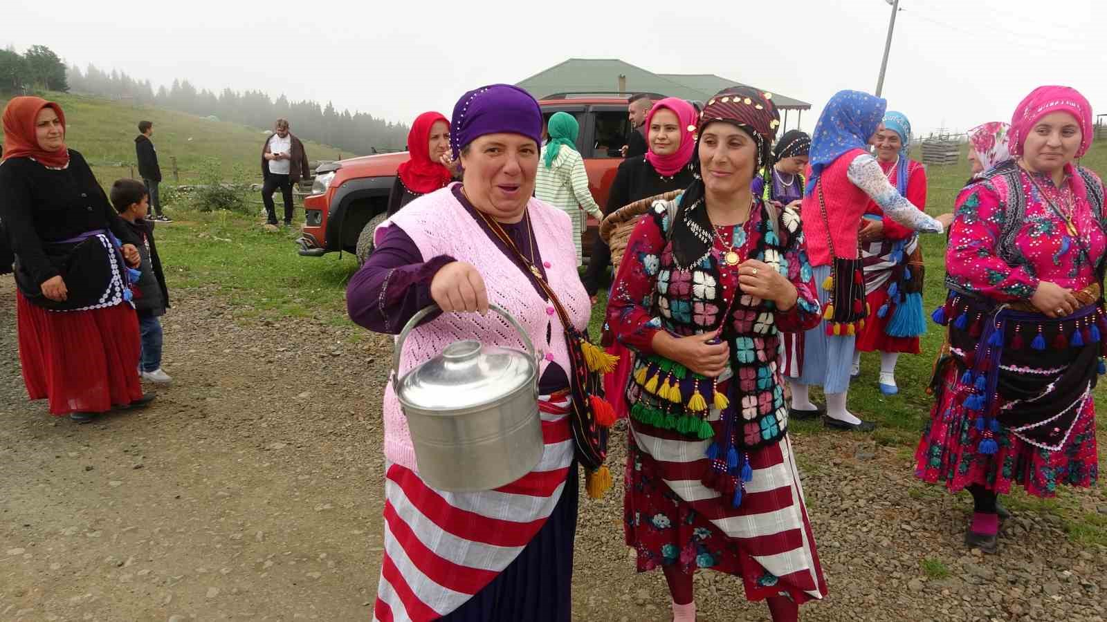 İneklerini gelin gibi süslediler yaylanın yolunu tuttular
