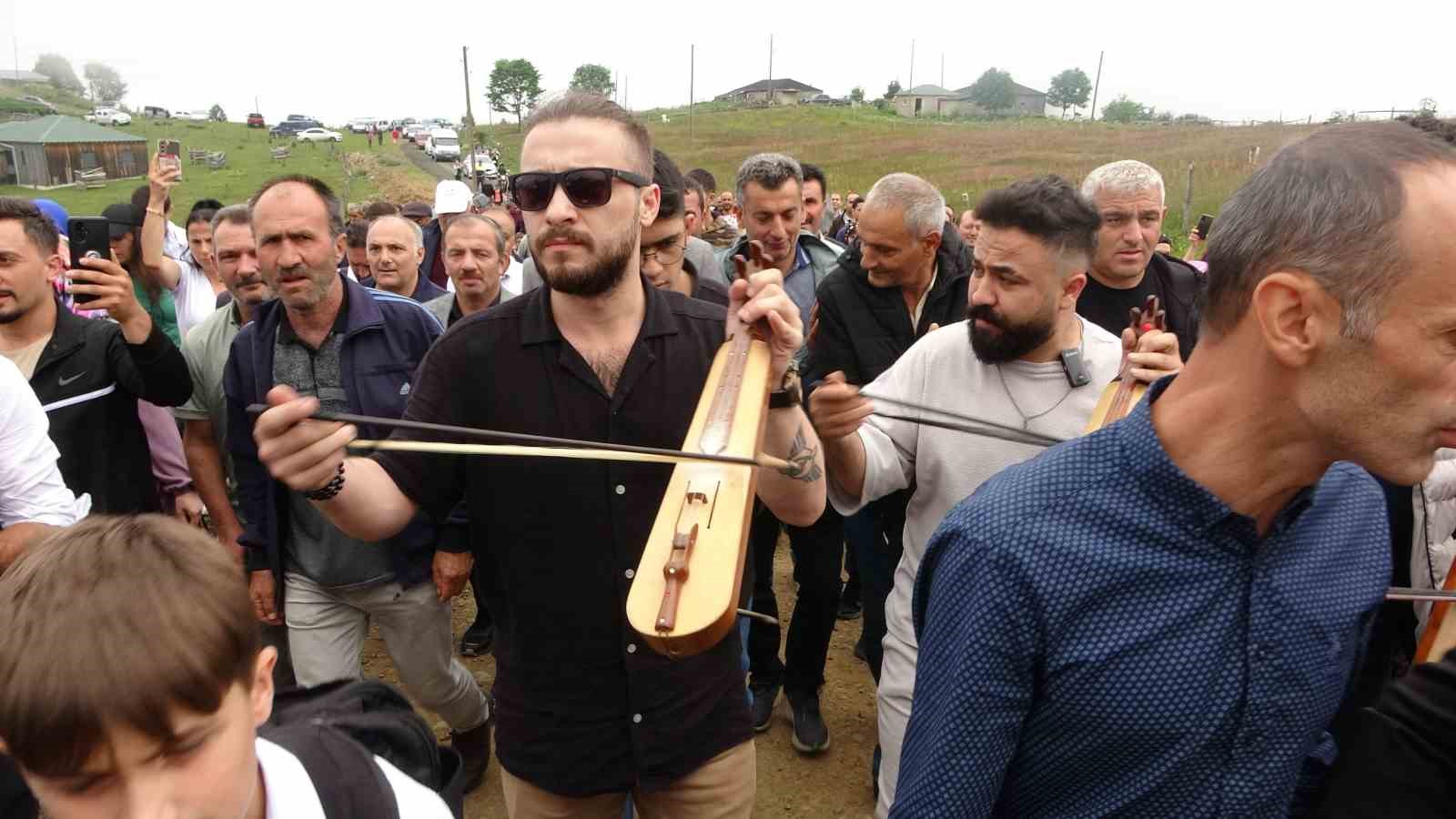 İneklerini gelin gibi süslediler yaylanın yolunu tuttular
