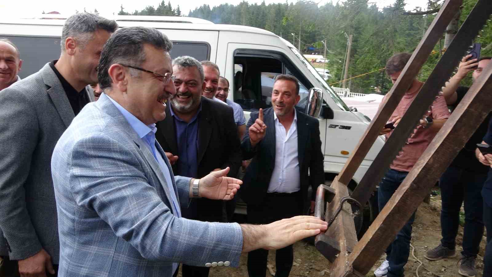 İneklerini gelin gibi süslediler yaylanın yolunu tuttular
