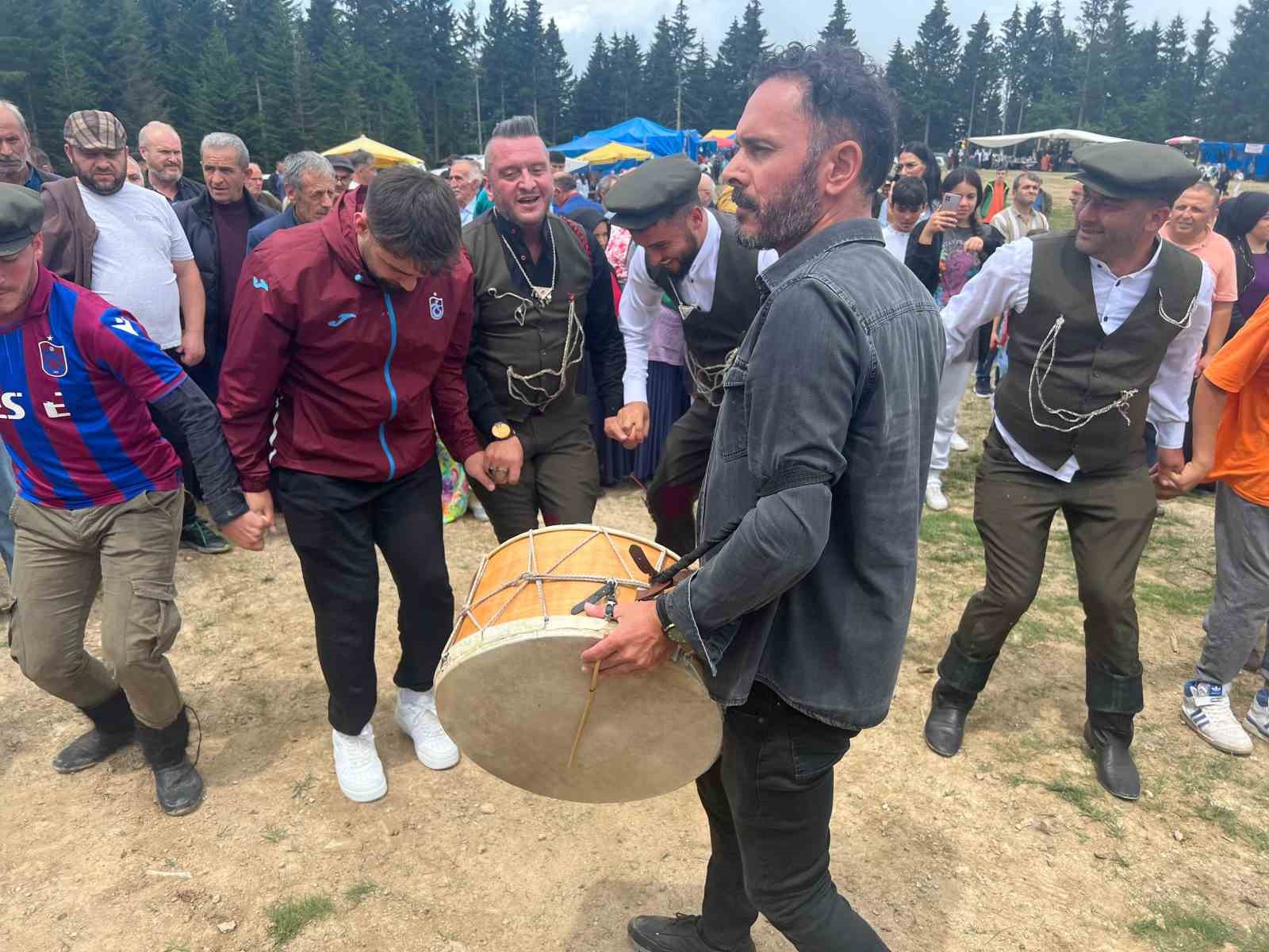 İneklerini gelin gibi süslediler yaylanın yolunu tuttular
